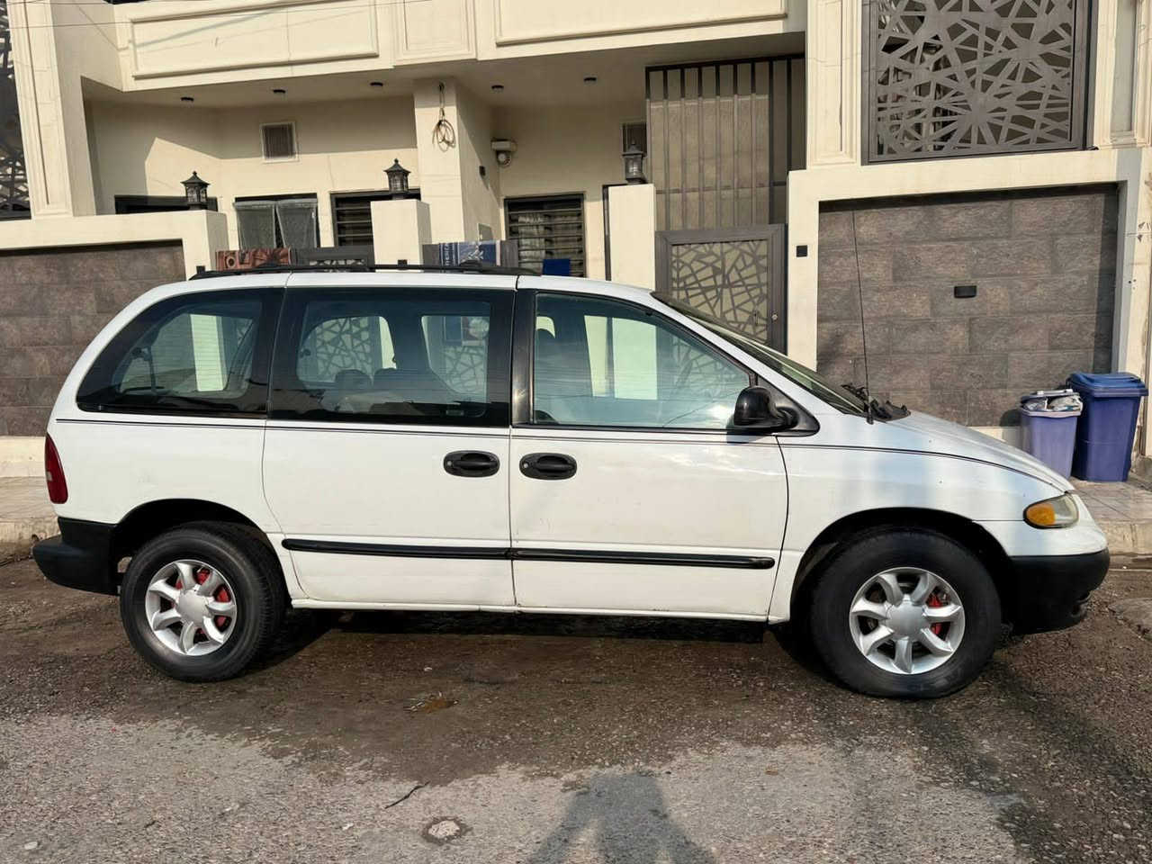 دوج كرفان موديل 2000 للبيع كير كهربائي محرك 3000 كالوبر سياره حلوه بلاديه مابيها ضربه خياس صدر امامي خلفي جديد تخم تاير دواخلها جديده كهربائيات كلها شغاله بس الدشبول ما يشتغل رقم كركوك مشروع وطني بكل محافظات تتحول بيها كوبون بنزين مكان سياره بكركوك سعرها 45 بيها مجال ***********
