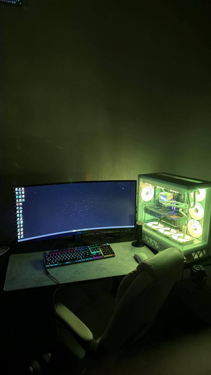 الوحش الأبيض Ultra-Gaming للبيع (كيس فقط) ⚪️🔥
الجهاز نظيف جداً (أخو الجديد) ومواصفاته من الفئة العليا، القطع كلها حديثة وأصلية حسب وصل الشراء:
✅ المعالج: Intel Core i5-14600KF (جيل 14)
✅ كرت الشاشة: ASUS PRIME RTX 5070 Ti 16GB OC
✅ اللوحة الأم: MSI B760 GAMING PLUS WIFI
✅ الرامات: G.Skill Trident Z 32GB 6000MHz DDR5
✅ التخزين: WD Black SN850X 1TB NVMe Gen4
✅ التبريد: 360mm Liquid (مع شاشة LCD لعرض الحرارة)
✅ مزود الطاقة: Segotep 850W 80+ Gold
✅ الكيس: Enkedo White (7 Fans ARGB)
📍 الموقع: بغداد - العامرية
💰 السعر: 2,800,000 دينار (وبي مجال بسيط للشراي الطيب)
📞 للتواصل واتساب: ***********
(أو مراسلة الخاص مباشرة)
#RTX5070Ti #DDR5 #GamingPC #Iraq #بغداد
