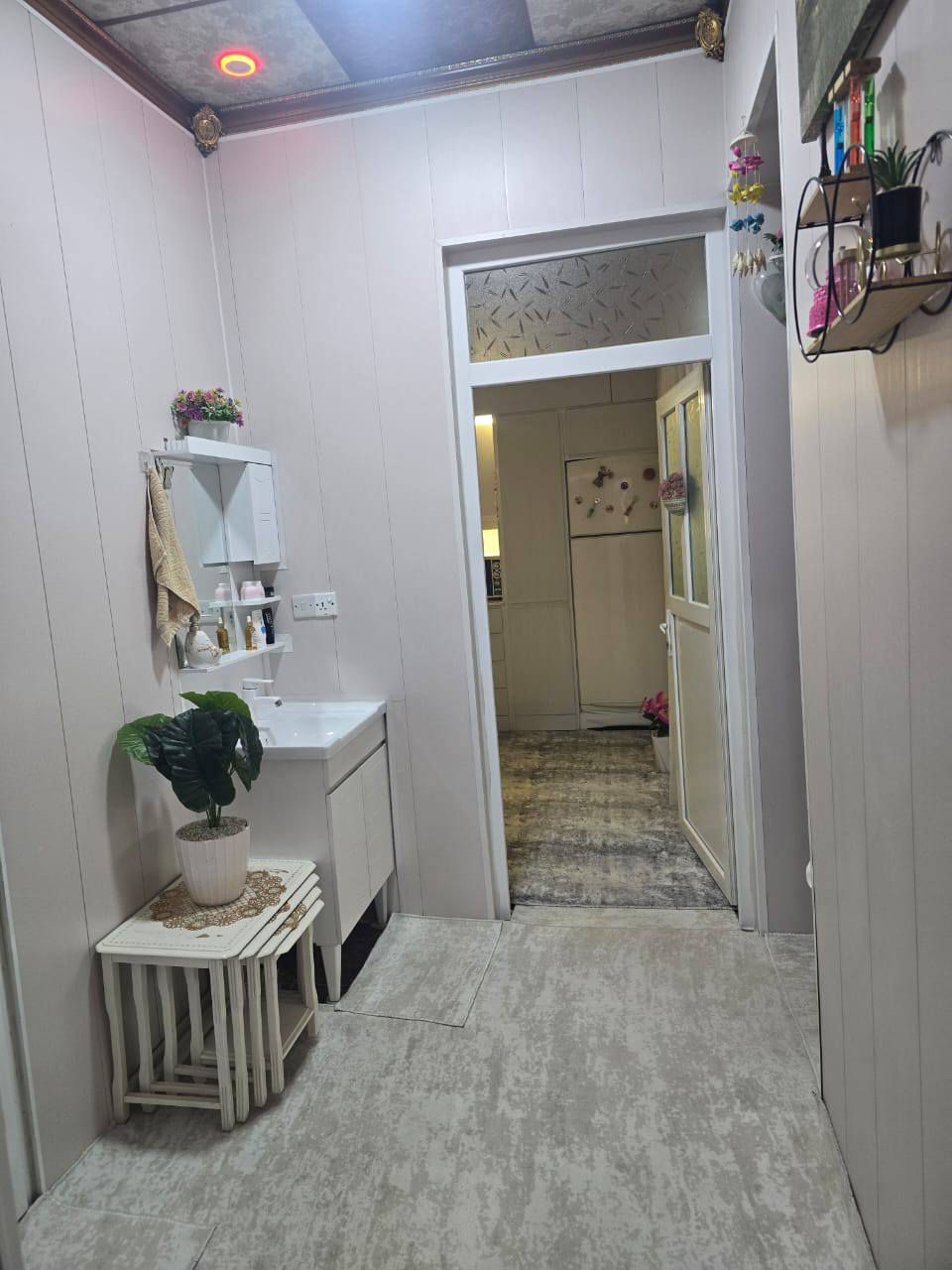 خانو بو فروشتن له بنجاعلي به رامبه ر ( قاعه ي ته عه زيكه ) ١٠٠متر روكن مربع .... ميوان مطبخ هول نوستن كه پري گه راج سه ره وه ( ئيزوگام ) كولان صب ئاو شور و شرين سعر ( ٥٨ ) مليون ومجال ***********
