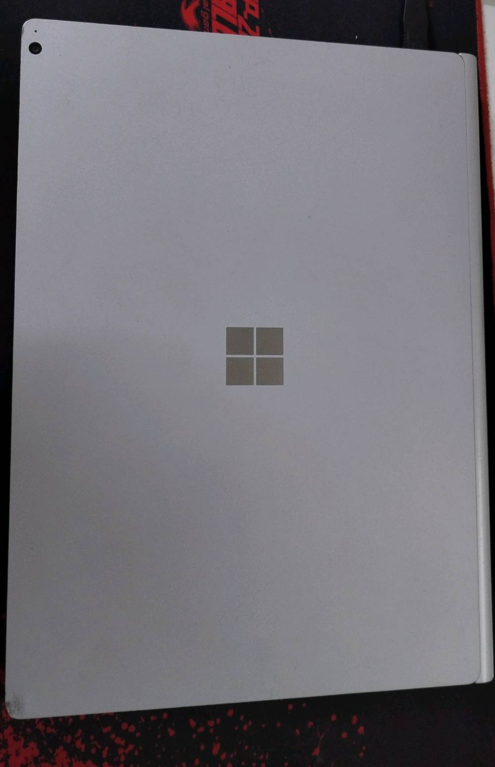 مايكروسوفت سيرفس بوك 2 مستعمل للبيع                                           💻 المواصفات التفصيلية::
🔹 المعالج (CPU):

Intel Core i7-8650U

رباعي النواة (4 Cores – 8 Threads)

تردد يصل إلى 4.2GHz

مناسب للتصميم، البرمجة، والمونتاج

🔹 كرت الشاشة (GPU):

NVIDIA GeForce GTX 1060

سعة 6GB GDDR5

مخصص للألعاب، التصميم الهندسي، الرندر، والمونتاج الثقيل

موجود داخل قاعدة الكيبورد (أداء أقوى عند تركيب الشاشة)

🔹 الرام (RAM):

16GB DDR3

أداء سلس مع البرامج الثقيلة وتعدد المهام

🔹 التخزين (Storage):

256GB SSD NVMe

سرعة إقلاع ونقل ملفات عالية جداً

🔹 الشاشة:

حجم 15 إنچ

دقة 3240 × 2160 (2K+)

شاشة لمس تدعم القلم

قابلة للفصل وتتحول إلى تابلت

ألوان دقيقة مناسبة للتصميم

🔹 البطارية:

بطاريتين (واحدة بالشاشة وواحدة بالقاعدة)

مجموع تشغيل يصل إلى حوالي 7-10 ساعة استخدام عادي

🔹 المنافذ:

2 × USB 3.1

USB-C

قارئ كرت SD

منفذ سماعة 3.5mm

Surface Connect

🔹 الوزن:

حوالي 1.9 كغم

🔹 نظام التشغيل:

Windows 11

السعر : 750 الف

الرقم : ***********

المكان : بغداد / بلديات