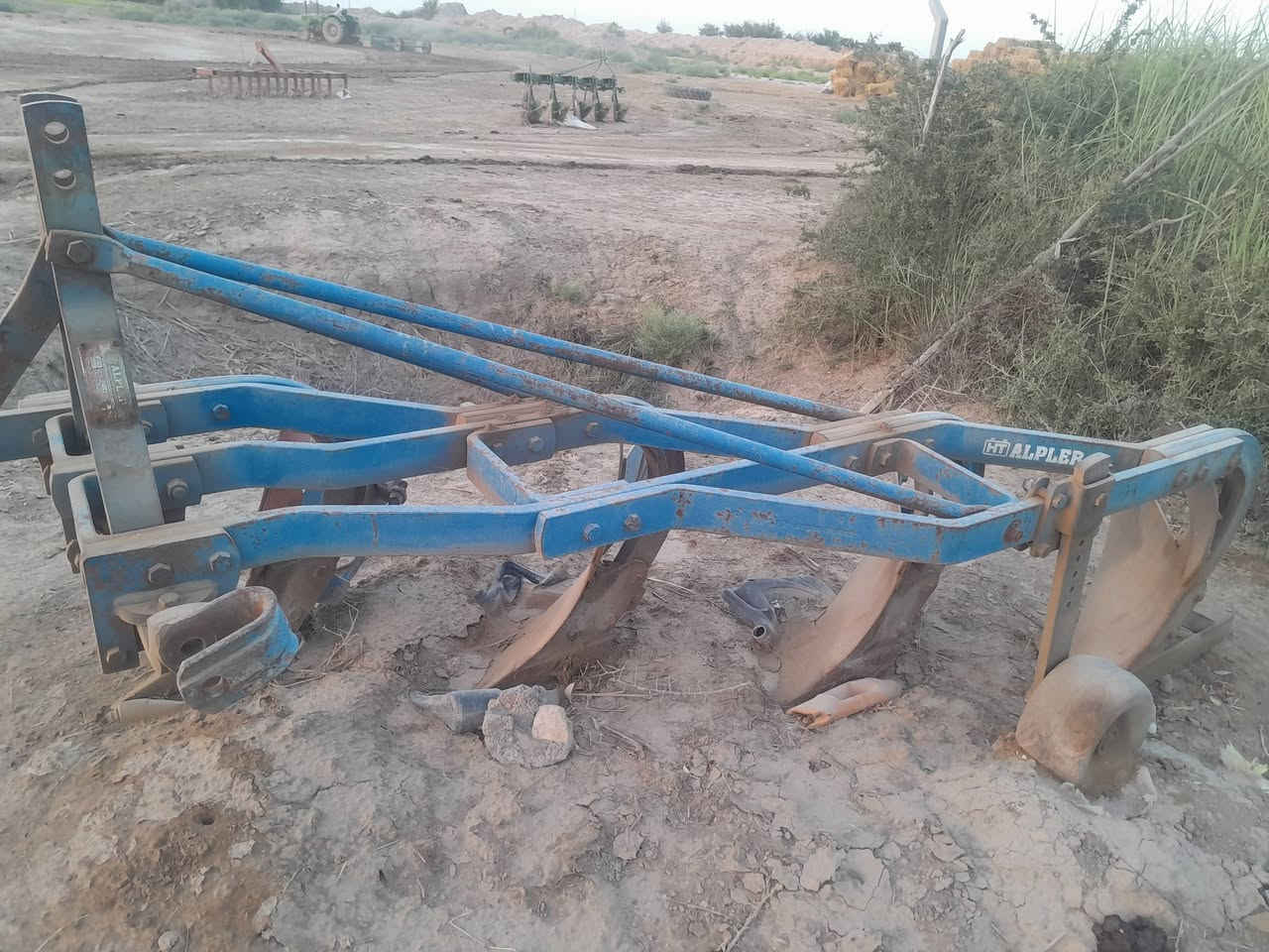 للبيع فدان رباعي حجم 14 مكفول
چوه لحيم ما بيه ***********
