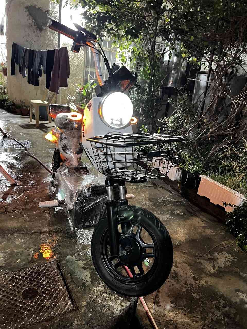 بايسكل شحن للبيع!!
المواصفات:
1-اربعة كير يطيرك 
2-ليدات بيها 
3-اشارات يمين يسار ودبل اشارة مثل مواضح بالفيديو
4-4بطاريات دبل ركز ! دبل 24A
5-يجي وياها بصمتين وسويج بلادي مال شركة
6-بريكات حساس 
7-السرعة 60
8-بي مدخل للشحن عند ستاند الهاتف من الشركة 
9-تكدر تتحكم بالاضاءة ناصية او عالية
10 دبلات من ورى و من كدام بلادي

وملاحظة: الضرر  بس جاملغ امامي ماكو والجوزة مكسورة بس

 سبب البيع!!: لشراء غير دراجة

العنوان / كركوك حي الواسطي 

السعر/350وبي مجال 
للاتصال او الاستفسار الاتصال عالارقام
***********
***********
