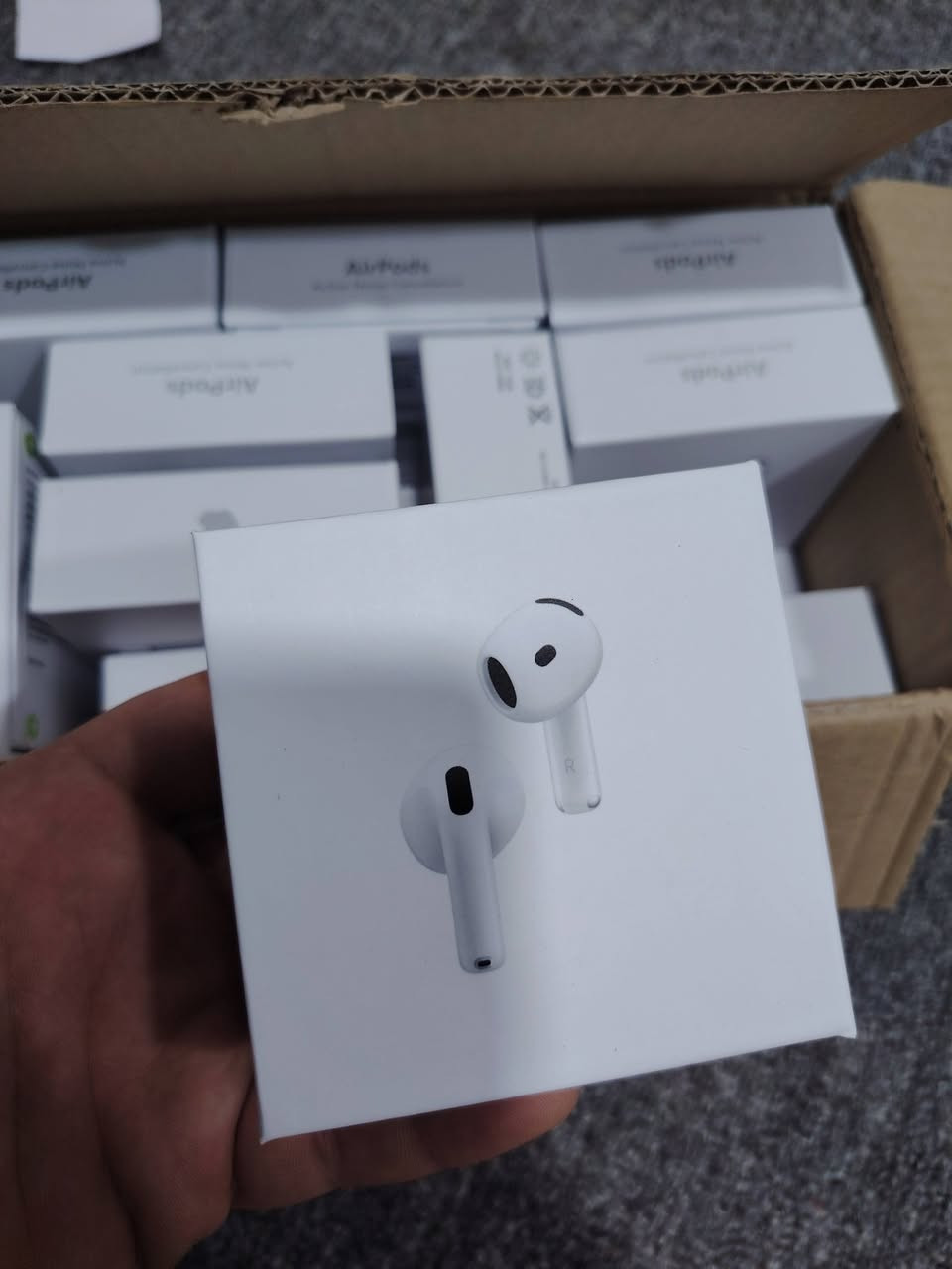 صوتٌ متفوق وتصميمٌ متجدد.
مع سمعة سابقة في تقديم الصوت الرائع، تأتي سماعة AirPods 4 لتكون المعيار الجديد في عالم الصوت والراحة. تصميمها الجديد يتناسب تمامًا مع شكل أذنك، مما يضمن لك تجربة مريحة طوال اليوم وثباتًا ممتازًا في كل حركة.
متوفر ١٤ قطعه


**إذا كنت صاحب هذا الإعلان وتريد حذفه لأي سبب، رجاءا أرسل رسالة إلى الدعم الفني**