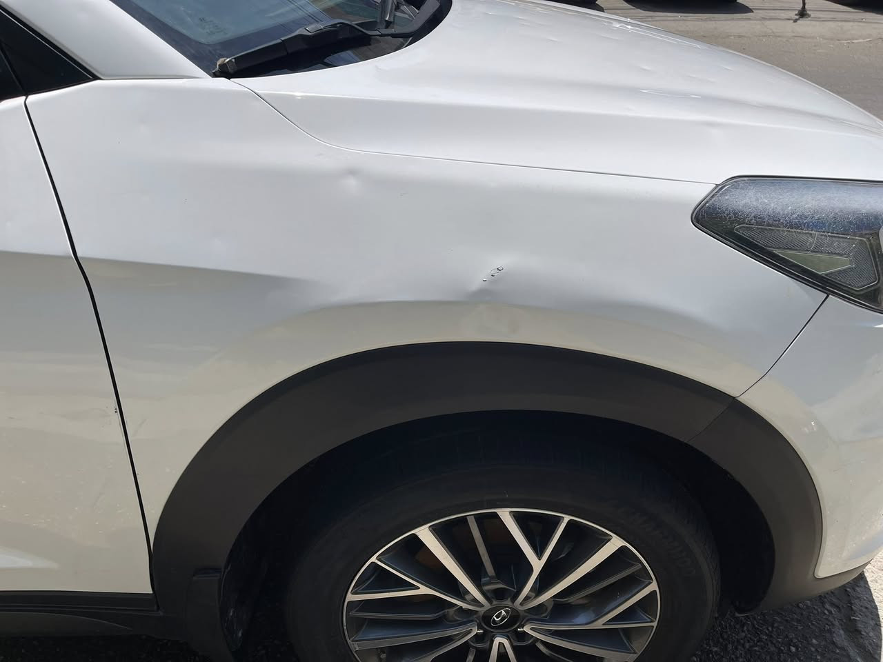 السلام عليكم توسان للبيع مديل 2019 فول مواصفات1/1 رقم انكليزي بسمي ثاني يوم احولك السياره نظيفه معنه الكلمه صور السونار موجود بلمنشورالسياره بيها بارد بلجاملغ الامامي ع كد شبر بين بلصور وبيها حالوب بسبب المطره صار حالوب بلبنيد السياره منقاصها برغي ولا مفتوح بيها برغي واحد 
التواصل ع رقم *********** متواجد واتساب 
مكاني بغداد البلديات 
السعر 195 وبيها مجال للطيبين
