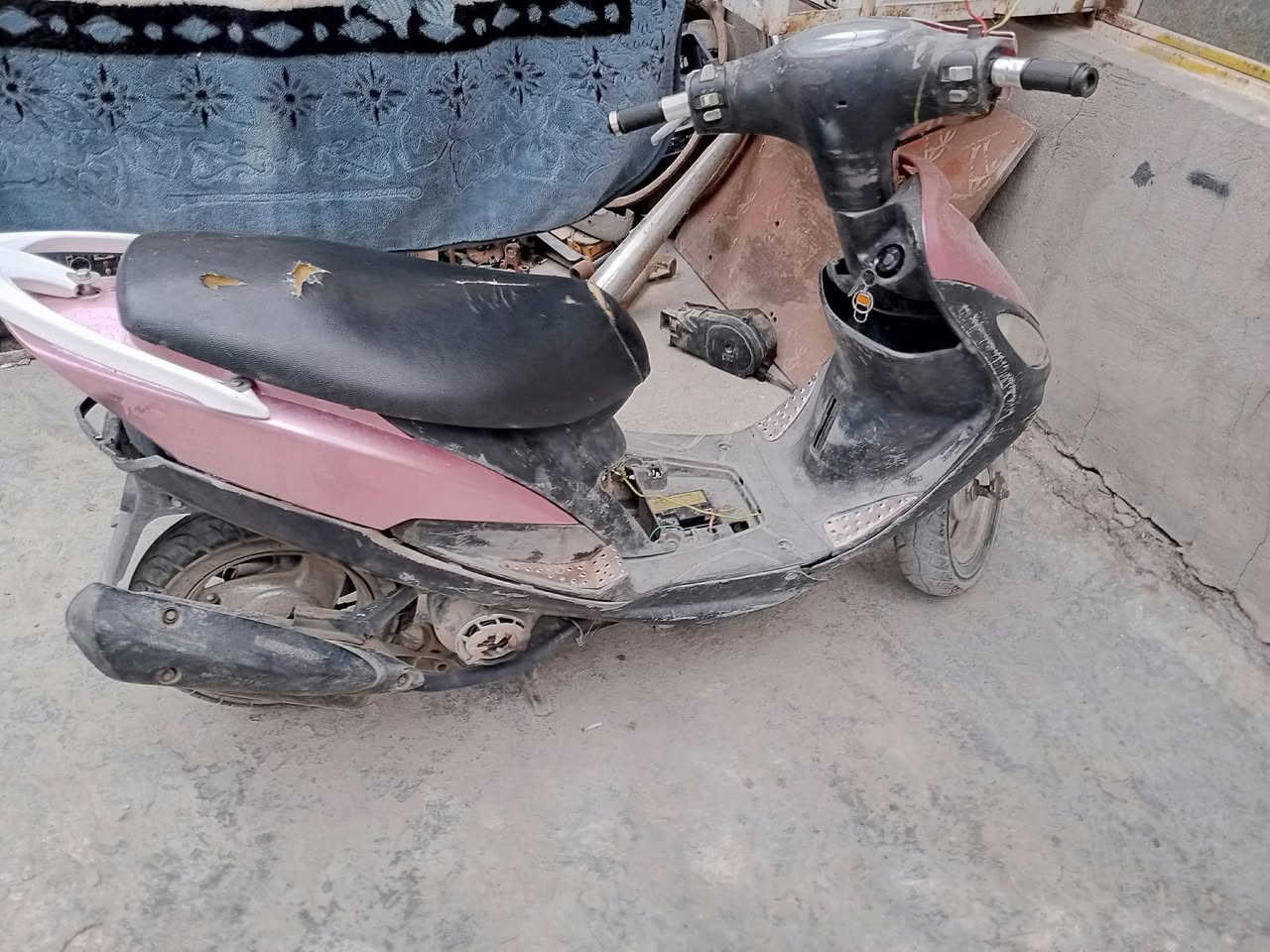 سلام عليكم دراجه للبيع تشتغل بس اتاخر بل تشغيل ابيع كوم حديد ابيع طافيه قيم بلي يرظه بي الله أو بيك خير ودلل أو إذا اكو مراوس عادي اطيب فرق مكاني بغداد الكماليه قرب المشتل رقم الهاتف ***********
