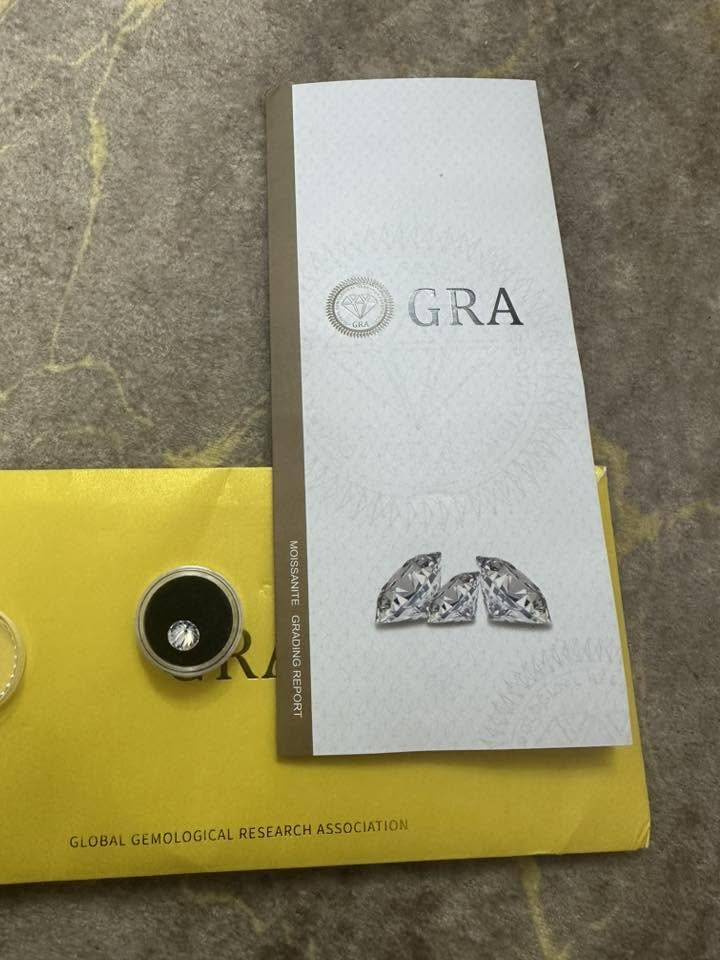 نوع الحجر: يبدو أنه حجر موزانيت (Moissanite)، وهو بديل شائع للماس.شهادة التصنيف: يظهر بجانب الحجر تقرير تصنيف صادر عن "Global Gemological Research Association" (GRA).المميزات: تتميز أحجار الموزانيت ببريق عالٍ،


**إذا كنت صاحب هذا الإعلان وتريد حذفه لأي سبب، رجاءا أرسل رسالة إلى الدعم الفني**
