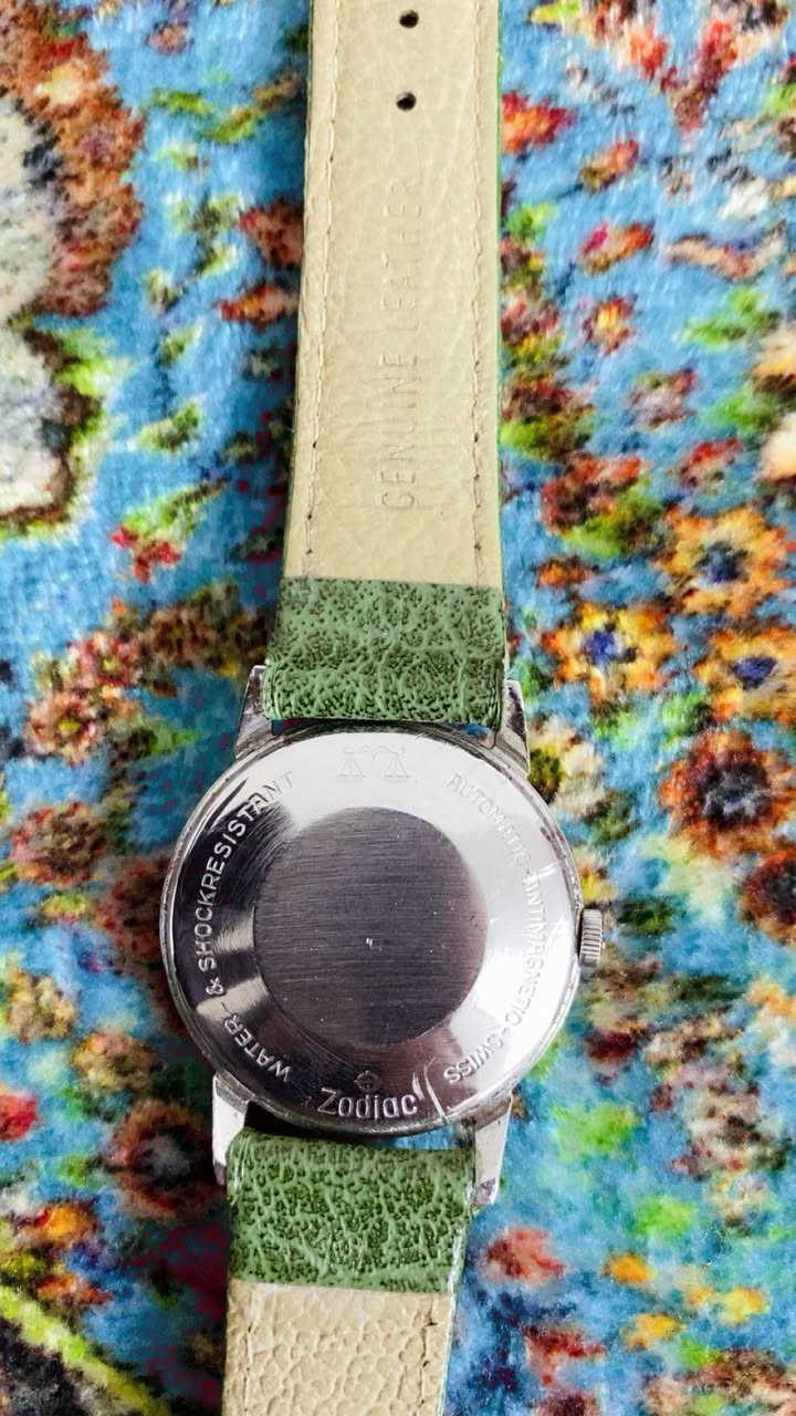 السلام عليكم
ساعه ماركة زودياك العريقه فنتج قديم أصلي 

المواصفات

الماكنه أوتوماتيك 

منفذ شهري عله رقم 3 

القطر 36 

سير وبك مستبدل 

السعر 200$


**إذا كنت صاحب هذا الإعلان وتريد حذفه لأي سبب، رجاءا أرسل رسالة إلى الدعم الفني**