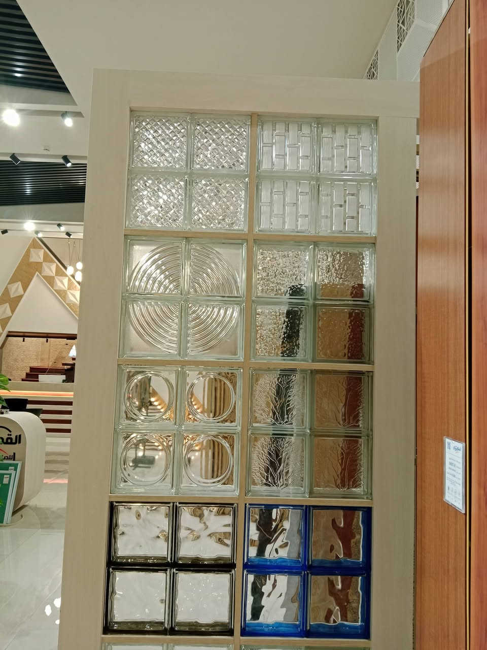 طابوق زجاجي للشاورات وللقواطع منشا صيني قياس 19*19 سنتم ...مفرغ من الهواء ذو نقاوة عاليه سمك 10 سنتم .......*********** واتساب
