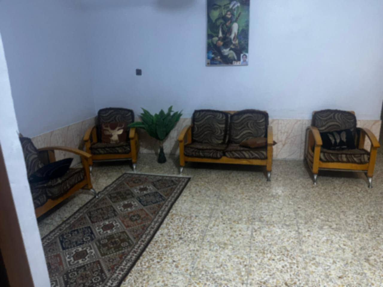 بيت للبيع  طابو ملك صرف 
 مساحة  150 قاط.واحد
يحتوي على غرفة نوم
ستقبال
صاله
مطبخ
صحيات داخل وخارج
ترك نهاية البيت
سطح شتايكر 
كراج يسع سياره

عنوان البيت تقاطع ابو رشا
مخابرات شارع 12
شارع اسواق عنبر
سعر 122 مليون   قابل للتفاوض 
***********
