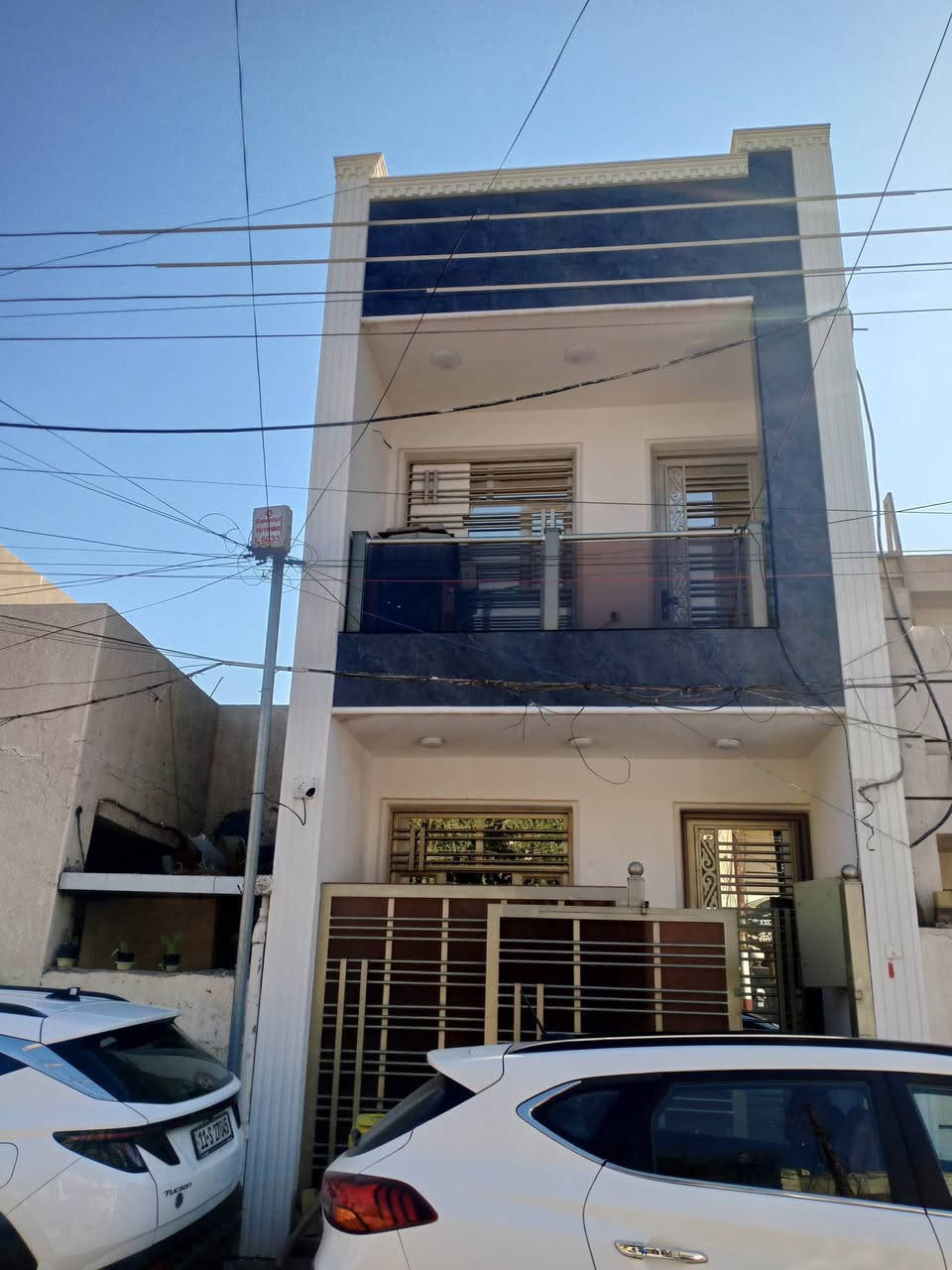 للبيع بيت في حي الجهاد ديوان الاصيل 80متر يحتوي على صاله وغرفة نوم وحمام ومطبخ  والطابق الثاني يحتوي على غرفتين نوم وحمام علما أنا مع البيع غرفة نوم ومطبخ كامل ايطالي و4 سبالت توسوت طن واحد البناء جديد رقم الهاتف ***********
