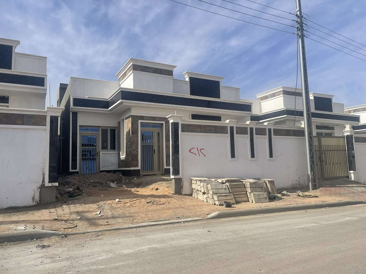 بيت ب٢٥مقدمه مجمع اليرموك مساحه ٢٠٠طابق واحد  نقص بس سيراميك شهر ويكمل تستلم مفتاح اكو شارع ١٥وشارع ١٠
التسديد عن طريق المصرف ٦٥٠ كل شهر السعر الكلي ١٥٠
مكتب كريم العبيدي 
***********
