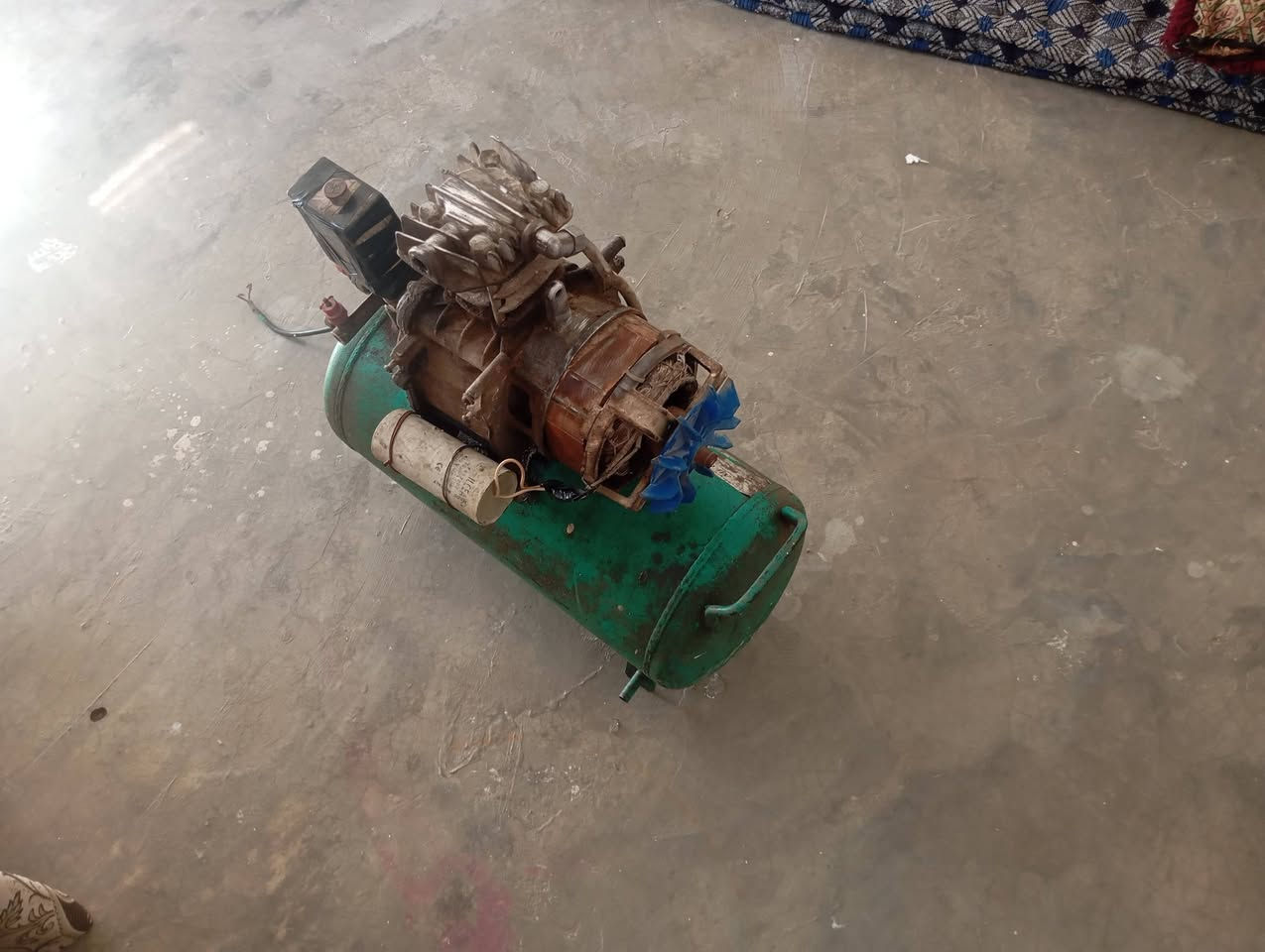 كنبريسر شغال اي عيب مابيه السعر 80 وبيه مجال ***********

