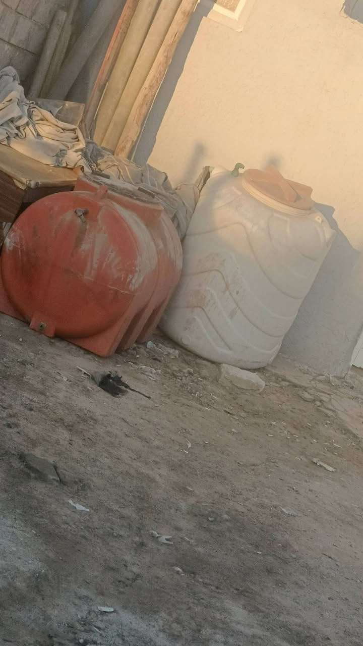 سلام عليكم
بوفيه تسكام نضيفه سعرها ٣٥٠
وخزانات ماء انضاف مابيهن كلشي الواحد ٣٥ جدد
مكانهن حي النداء 
***********
