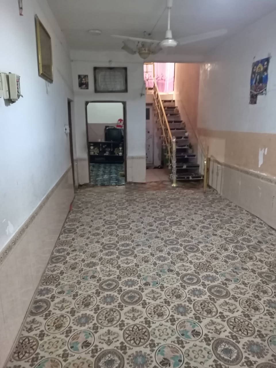 السلام عليكم
بيت البيع طابو صرفي الموقع السنيه حي الزهراء قرب روضة السلام 

المساحه ١٧٠متر 

يتكون من استقبال ٧×ثلاثه ونصف 

مجمع صحيات خارجي  +حمام داخلي 

 تكون من غرفتين

الاوله ٥×٣/٥٠٠

الثانيه٥×٣/٥٠٠

+غراف واحد فوق

صاله ٦×٣

مطبخ٤×٣

 اضافه ترك

ضافه للاستفسارالاتصال  على هذا الرقم ***********
