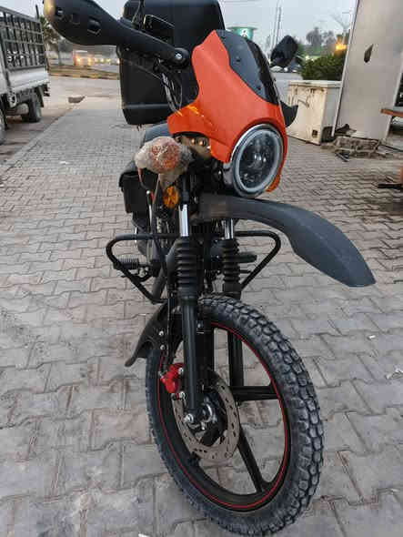 سلام عليكم دراجه دايون للبيع موديل 2025  دراجه رقم أربيل لوحات ثنين انكليزي دراجه اخت الزيرو ماشيه 70كيلو
ويل 18 محرك 200 سعر2350 وبيها مجال
مكاني النجف
موجود تصال وتساب ***********
