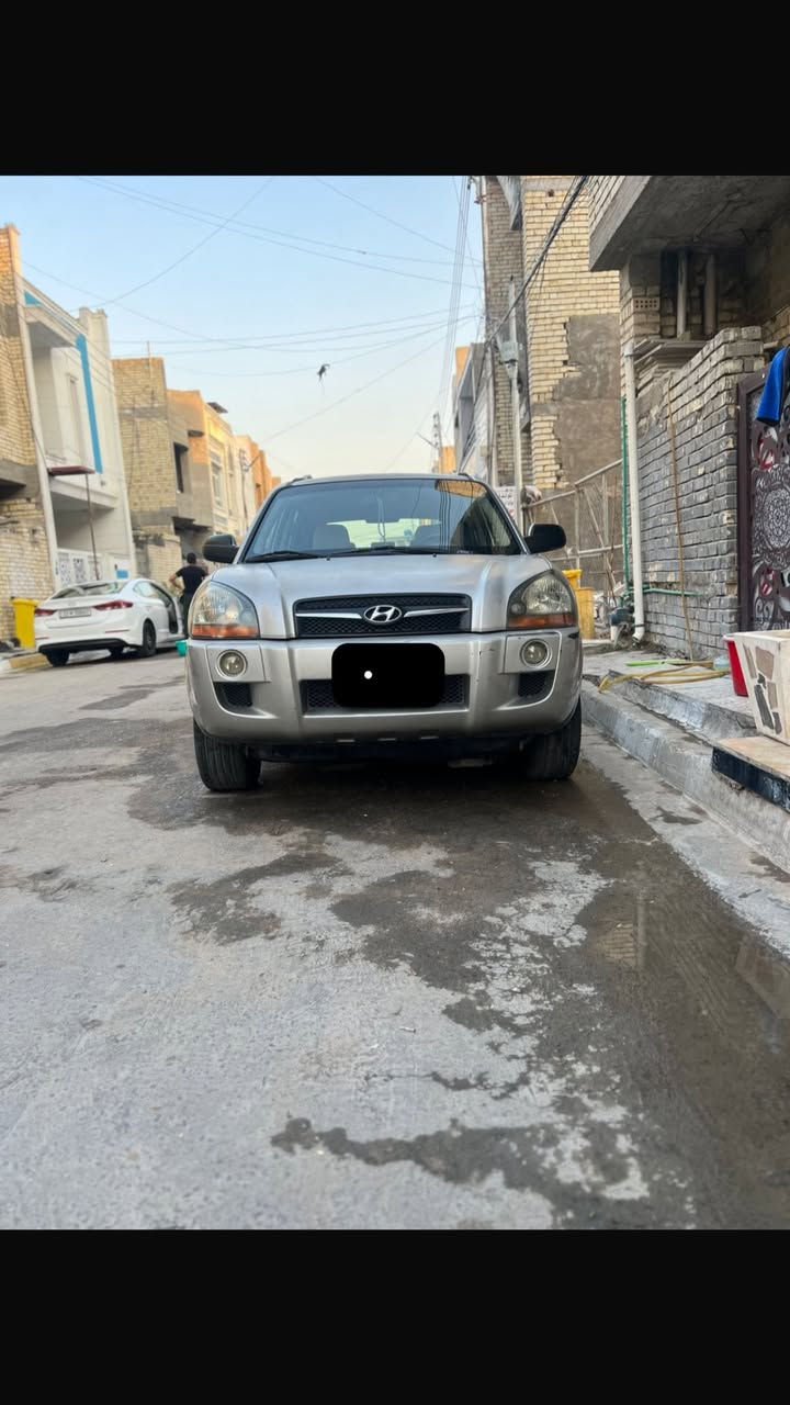 السلام عليكم
توسان 2009 للبيع السياره مكفوله كفاله عامه 
قطرة صبغ ما بيها ولا حادث ولا بارد 
سياره نظيفه تخبل
بيها بس شخوط وجراد بسيط
رايدها ب120 
***********
