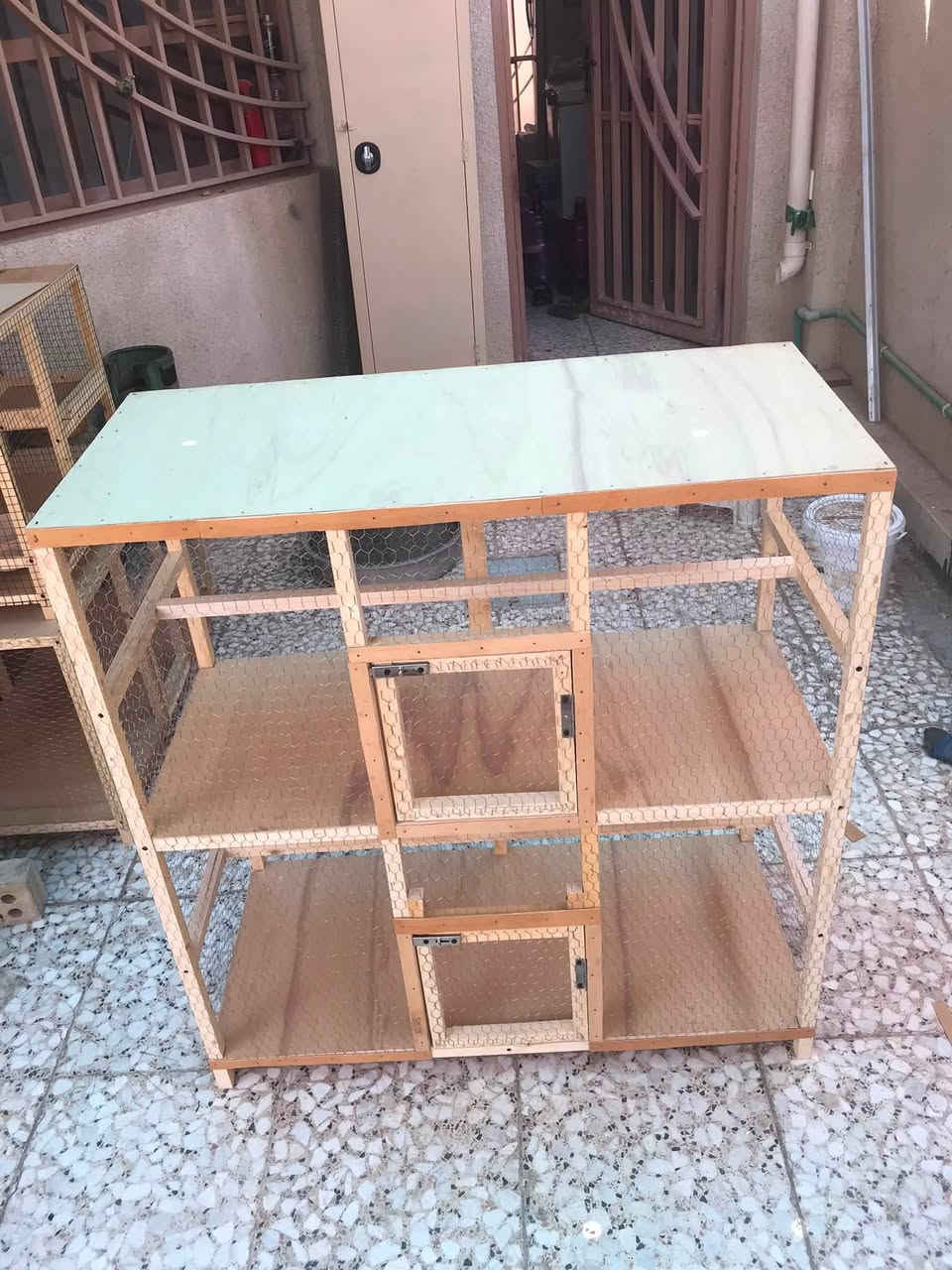 متاح قفص جديد مامستخدم مقسوم خانتين كبار الارتفاع الكلي107 سم العرض متر والنزال 45 سم بي ترايش خشب بكل خانه وقافات للطيور يرهم للدجاج والحمام وكل انواع الطيور/كربلاء/السعر40قفل
***********
