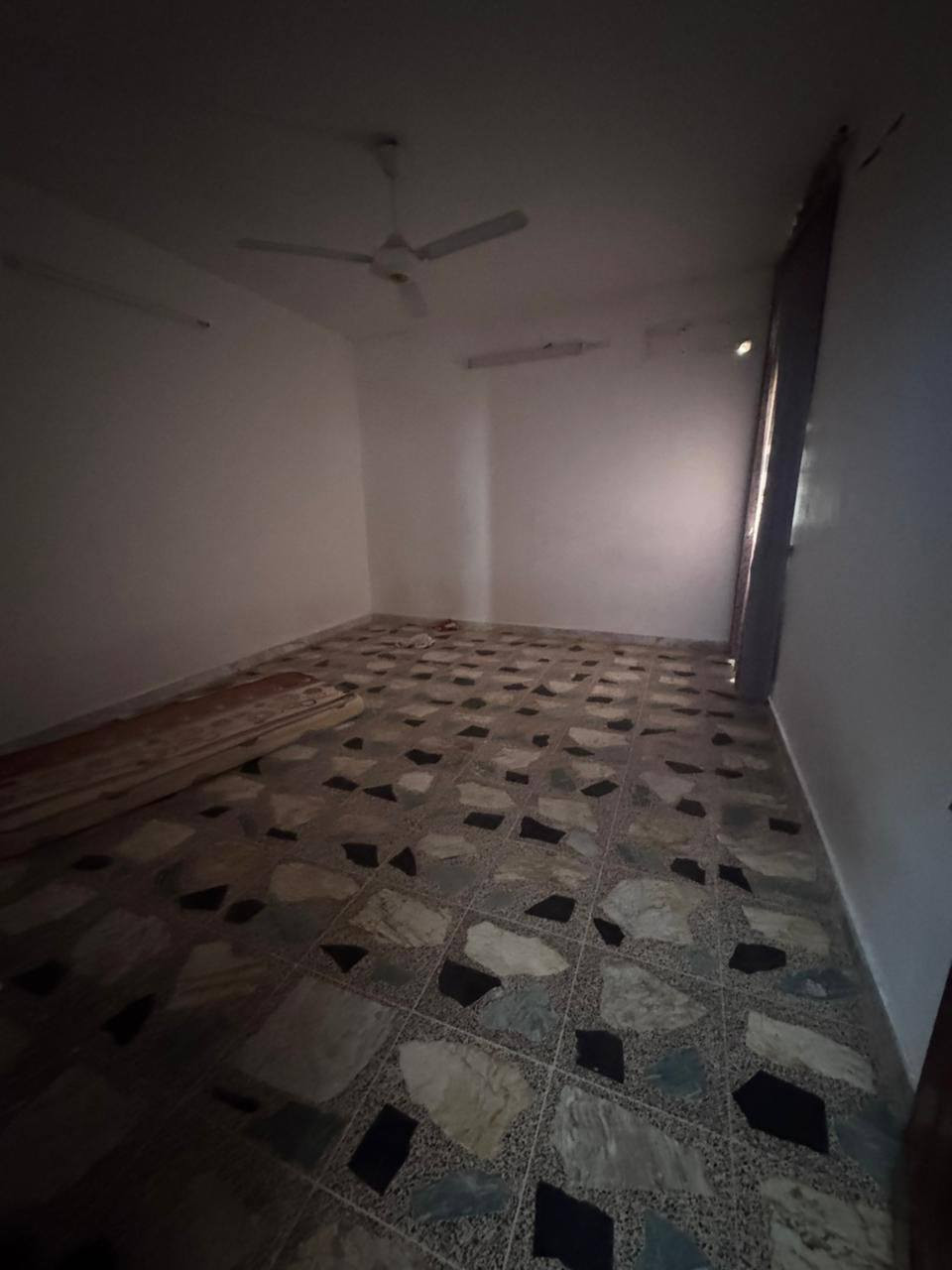 دار للبيع في تكريت الزهور الثانية حولي الزهور قرب جامع التواب مساحة ٢٠٠م شارع ١٥م تبليط ومقابيل حديقة 
طابقين يحتوي على ٥غرف نوم ومطبخ حار وبارد وحمامات داخلية وخارجية  ارضية كاشي مطعمة بمرمر أبواب خشب صاج كتائب حديدة كامله للبيت .. 

السعر  ١٨٨ مليون  وبي مجال للشراي 

للاتصال على الرقم التالي 
*********** 
مكتب ابو محمد للعقار  ،  تكريت،، القادسية، حي الضباط، 
شارع جليل القصاب، عمارة الثلج
