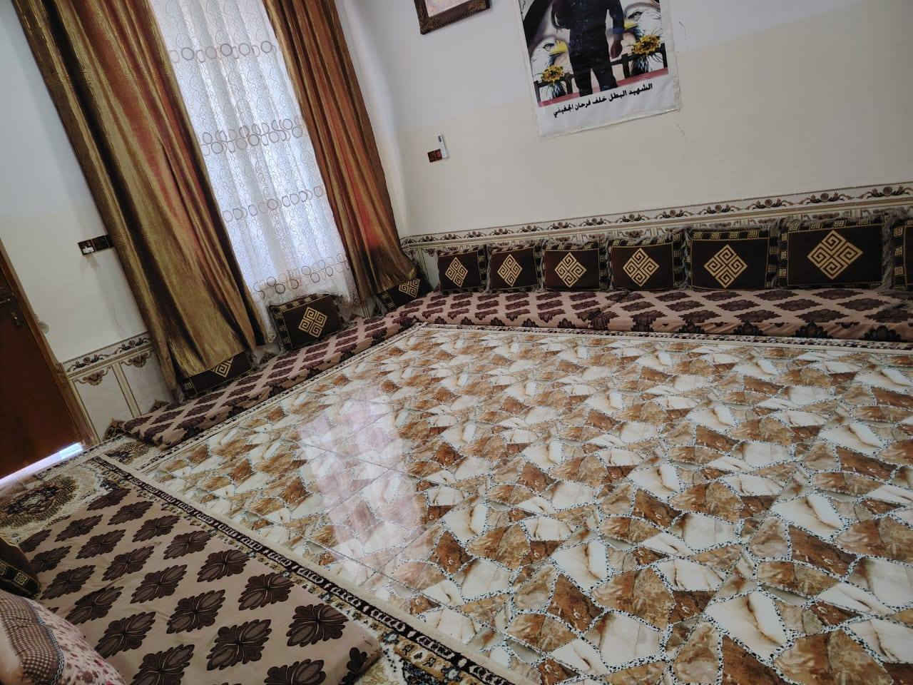 يوجد بيت للبيع جاهز بدون اي نقص
يتكون من غرف  عدد 2+ديوانيه +هول +مجمع صحيات +مطبخ 

كلهن كاملات سيراميك كهرباء ملبوخ حتى السياج 

موقعه بداية حي الطين قريب على الطريق الحولي من يم سياج الاذاعه السعر 45 وبي مجال شوي بيع فقط لا اقصاط ولا مراوس  *********** ملاحضه غير طابو
