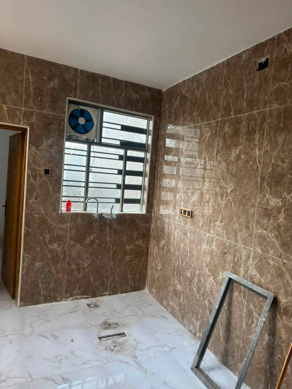 السلام عليكم  متوفر مشتمل لليجار حي الامانه خلف القناة
مشتمل بناء حديث طابق اول يحتوي 2 غرف نوم مع استقبال كبير مع صاله ومطبخ مع صحيات عدد 2 ومنور وسطح 
الطابق الارضي ساكن بي اخويه عريس جديد 
مطلوب عائله صغيره مرتبه وميسوره الحال 
للتواصل الاتصال على ***********
