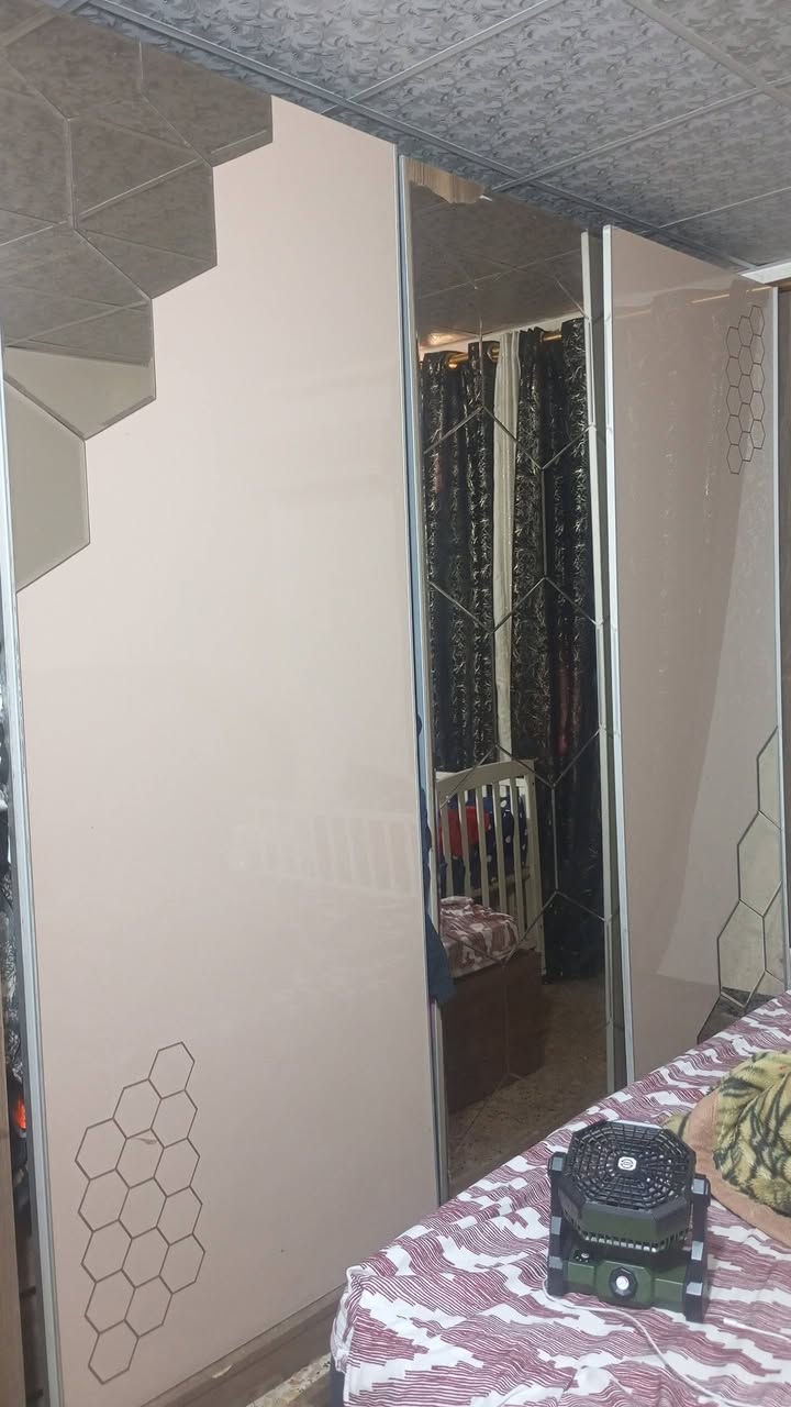 غرفه نوم للبيع سعر ٣٥٠ مع دوشك ب٥٠  بدون دوشك ٣٥٠اني بس دوشك ماخذته ب٢٥٠   عنواني الكراده غرفه ٧قطع *********** وتس فقط
