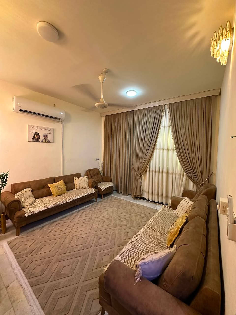 بيت مساحته 125 متر واجهه 5 ونص ونزال 23  يحتوي ع 4 غرف نوم  هذه الأطابق الأرضي  استقبال ومطبخ  وحمام غرفة سويت  والطابق الثاني هم غرفة سويت وثنين عادي وحمام 
شعب حي تجار 
للاستفسار الاتصال 

‭***********‬

‭***********‬
