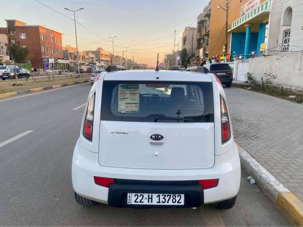 السلام عليكم
كيا صول 2010 خليجي محرك 1.6 دوش كير اوتوماتيك تدفئة تبريد كاميرا خلفية ويل كب 16  بيهة صبغ قطعتين جاملغ وباب بدون دواخل وشوية بالداير الخلفي رقم اربيل بأسمي سنوية جديدة لغاية 2031 وهزة لغاية 2027 
السعر 10400$ للاتصال *********** بغداد, العراق

