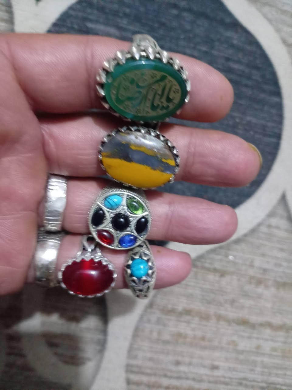 السلام عليكم 5 خواتم فضه للبيع الخاتم ب30 الاف ابيعهن شلع ب150 الاف قفل اي استفسار انتصل ***********
