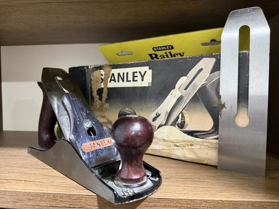 استانلي انكليزي مال مؤسسه ريبون وبلونيا  ***********
