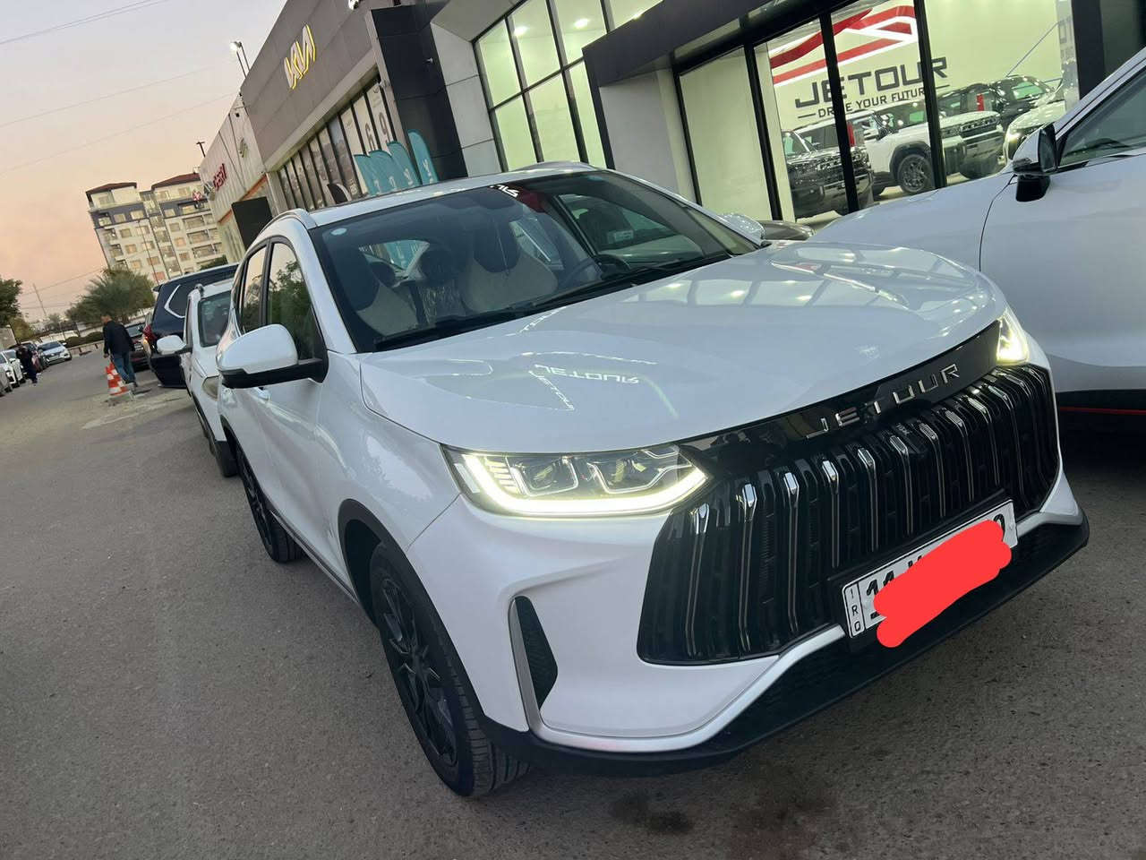 جيتور X50 1.5L Luxury
الموديل: 2026 (خليجي)
العداد: 2300

المحرك: 4 أسطوانات 1.5L تيربو 156 حصان حقن متعدد النقاط
عزم الدوران (نيوتن-م): 230
ناقل الحركة: اوتوماتيكي دبل كلاتش من 6 سرعات
استهلاك الوقود: 7.1 لتر لكل 100 كم

الضمان الأساسي: 5 سنوات او 150,000 كم 
ضمان المحرك: 10 سنوات او 1،000،000 كم (أيهما اولاً / للمالك الأول)

السعر: 145 $ صارت عليه ويه الرقم والعموله 162 قبل شهرين
المواصفات 
* إطارات قياس 18 إنچ
* فتحة سقف كهربائية
*مثبت سرعة 
* كاميرات 360 للرؤية المحيطية
*حساسات خلفية
* نظام مراقبة المسار الخلفي عند الرجوع
*نقطة العمياء 
* نظام المساعدة للتغيير المسار
 * شاشة عرض ترفهية و شاشة عدادات رقمية قياس 20.50انج
*نظام صوتي من 6 سماعات عالية الجودة
* نظام أبل كاربلاي وأندرويد أوتو لاسلكي
* نظام اوامر وتحكم صوتي 
* شاحن هاتف لاسلكي سريع
*مقصورة الركاب من الجلد الفاخر بلونين
*مقعد السائق كهربائي
*مصابيح أمامية و خلفية أوتوماتيكية LED مع مصابيح نهارية 
* المرايا الجانبية قابلة للطي كهربائياً ومدفئة
* ماسحات الزجاج الأمامي مع حساس للمطر
* دخول ذكي (بصمة) و تشغيل عن بعد
* خاصية إغلاق النوافذ وفتحة السقف عن بعد
*فلتر تنقية الهواء (N95)
 *انماط قيادة متعددة 
* وسائد هوائية امامية و جانبية عدد 6
*نظام الفرامل الأوتوماتيكي Autohold
*نظام التحكم بنزول المنحدرات
* نظام المساعدة لصعود المرتفعات
*نظام المكابح المانعة للانغلاق ABS
*نظام التحكم بالثبات ESC

شركة هارلم للوكالات التجارية الوكيل الرسمي لسيارات جيتور في العراق. الاستفسار الاتصال ع الرقم *********** واتساب فقط
العنوان بغداد
