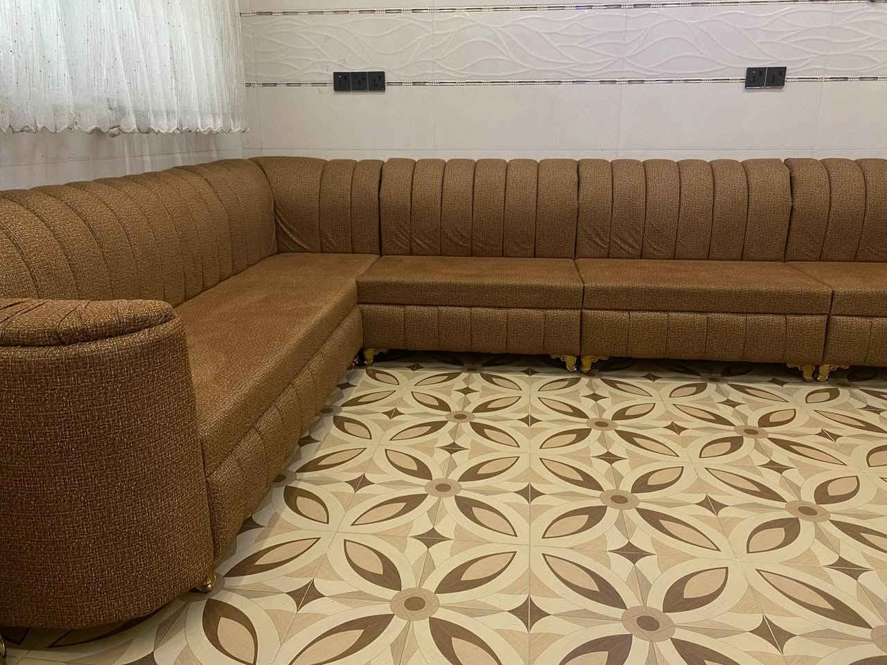 سلام عليكم 
ديوان للبيع جديد مامستخدم 7امتار والنركيله روسي جديد فقط يومين مستخدم اي عيب مابي شراي خابر رقم ***********
