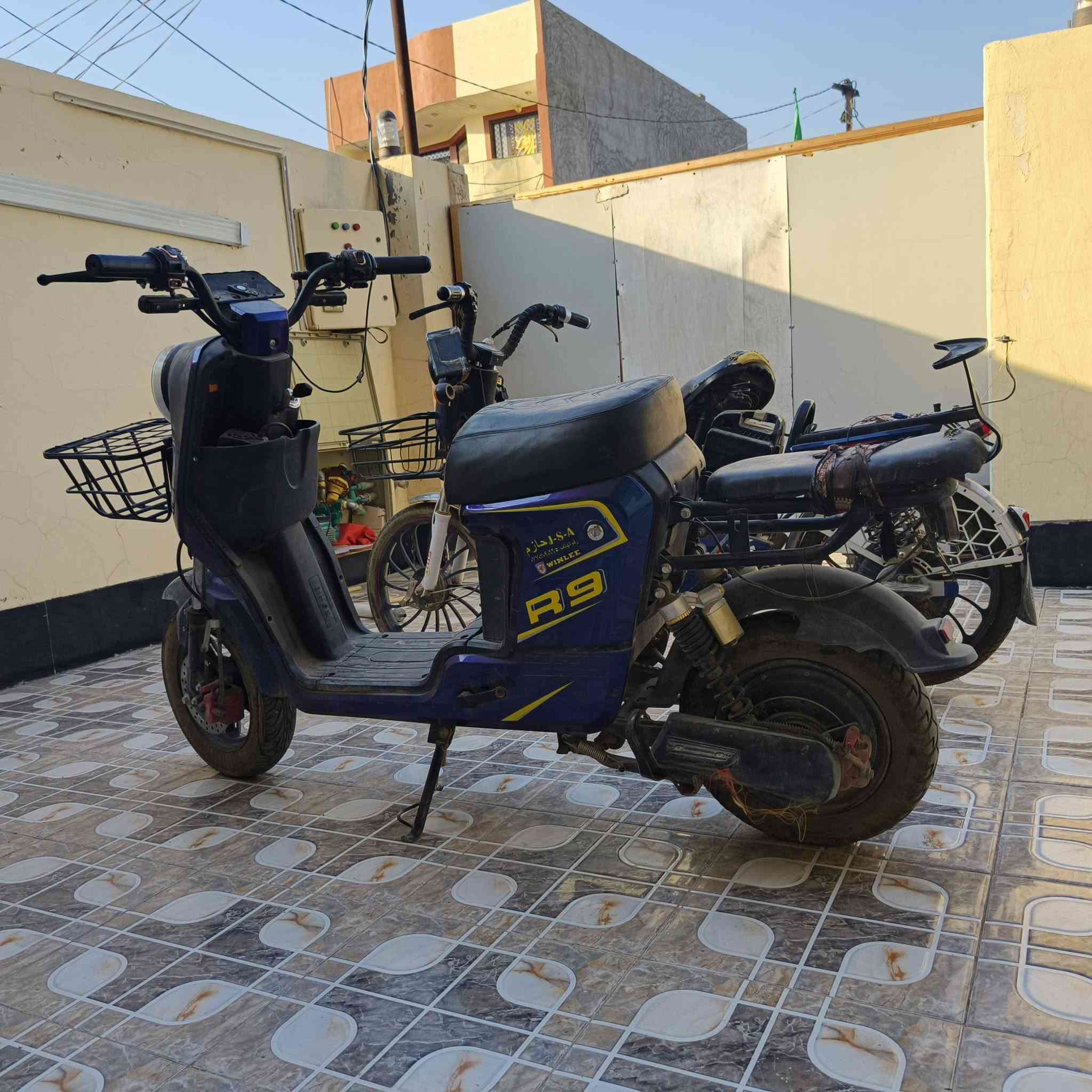 السلام عليكم دراجات للبيع اثنيناتهن ب 200 الف تبديل بطاريات فقط العنوان باب الدرب قرب جامع لاله اله الله  *********** واتساب فقط
