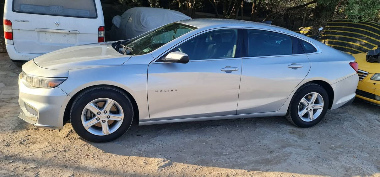 السلام عليكم 
ماليبو ١٩ للبيع السيارة كلين مابيه حادث نظيفة جداا 
رقمه بغداد رقم حلوو بأسمي السياره اني مستورده 
حادثه موجود بالصور ماشيه السياره ٥٩ كيلو 
للتواصل على الرقم ***********
