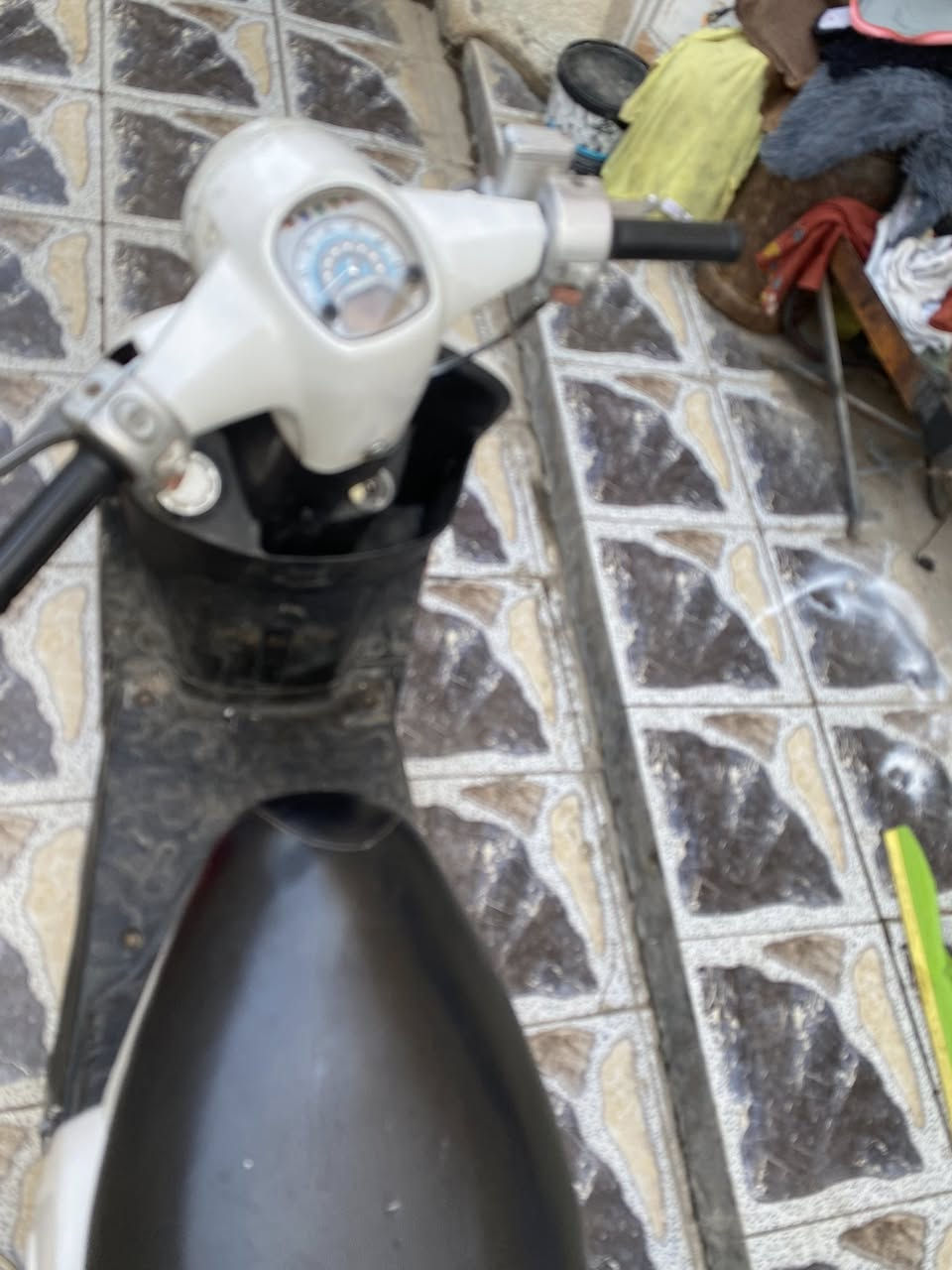 السلام عليكم كامكو سرعه ١٢٠ للبيع الدراجه رمبه شلعه ومعدل تعليك مكينه برغي ممفتوح بيه كفاله نكره سلف كهربائياته شغاله مابيه نقص السعر ٥٠٠ قفل بدون عمله الرقم *********** المكان حي الجهاد
