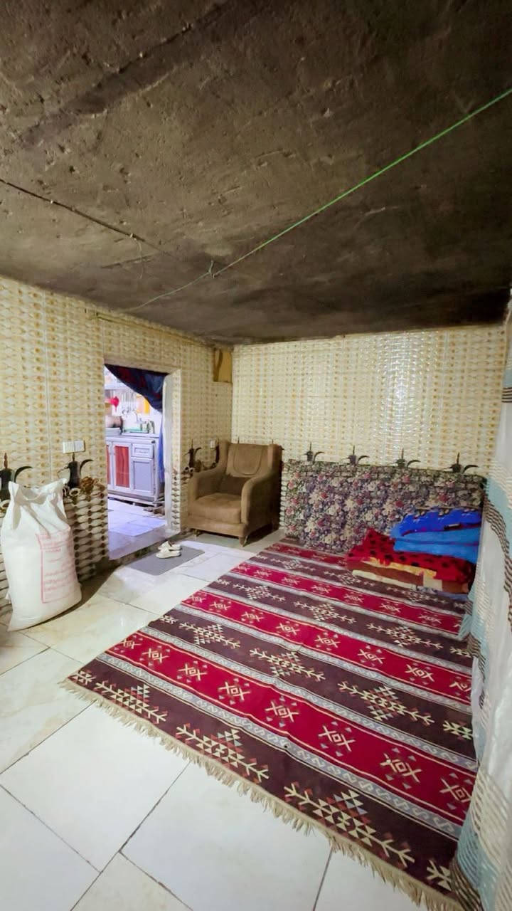 السلام عليكم
بيت في حي البساتين حي الصدرين مقابيل المحكمه الشعب
مساحه150 مشمول في التطويب سند اصفر منطقه كامل خدمات مي كهرباء مقرنص مجاري البيت ركن واجهيه 10 النزال 15 غرفه نوم 3 مطبخ 2 حمام 2 بيتونه كبيره كراج 40
الرقم: ***********
واتساب مازنجر متواجد
