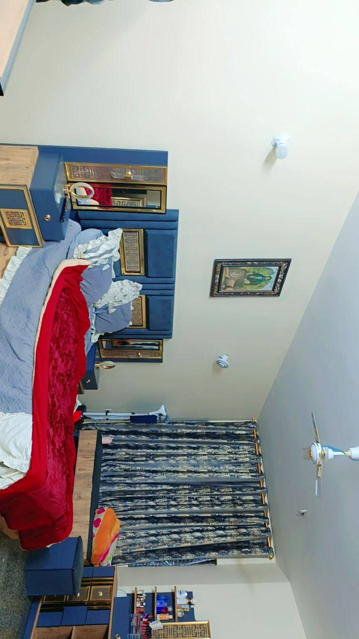 بيت للبيع في الشعب_ شارع الصحة المساحة 150 الواجهة7ونص النزال 20 يحتوي على طابقين الطابق الأول استقبال و غرفة نوم ومساحة درج ومطخ حار وبارد + حمام و تواليت داخلي و خارجي الطابق الثاني يحتوي على ثلاث غرف و حمام الطابق الثالث سطح ومخزن للاستفسار الاتصال على الرقم ***********
