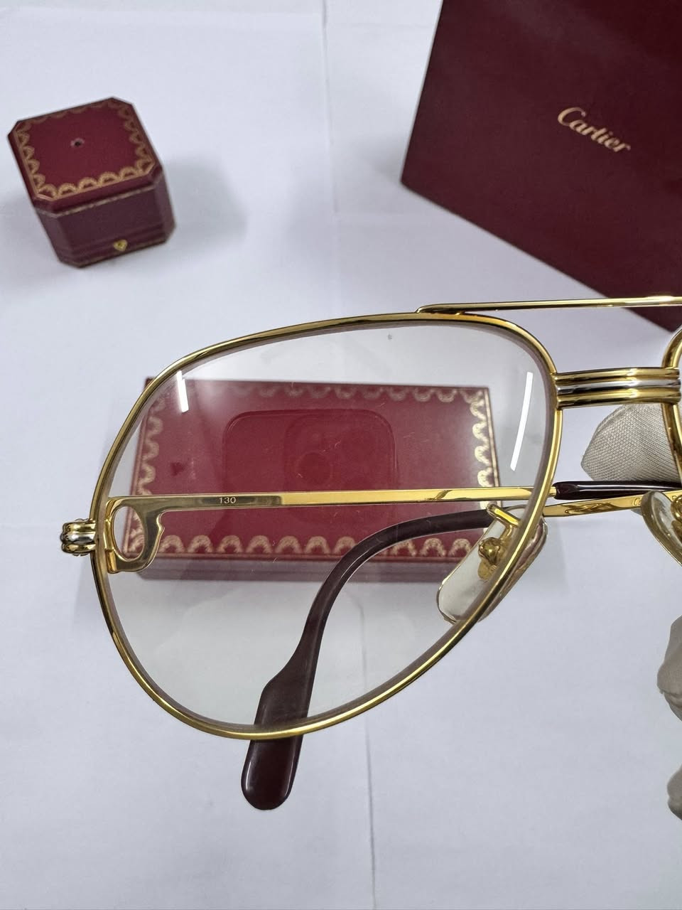 السلام عليكم 
نظارات كارتير فاندوم (Cartier Vendôme)
من دار الأزياء الفرنسية الشهيرة (Cartier)
فرنسي أصلي 
عدسات فوتو گري تتغير عند تعرضها لضوء الشمس
زجاج اصلية مختومة ختم حراري مخفي
قياس 56/14 ( القياس النادر)
النظارة نظيفة جداً استخدام قليل كالجديدة
مع العلبة الاصلية 
التواصل عالخاص


**إذا كنت صاحب هذا الإعلان وتريد حذفه لأي سبب، رجاءا أرسل رسالة إلى الدعم الفني**