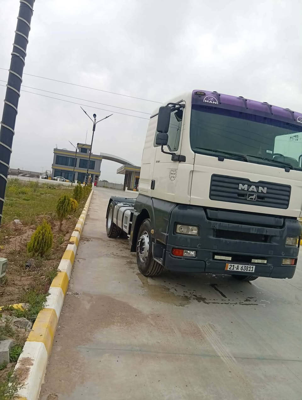 السلام عليكم ورحمة الله وبركاته 
مان 2001 تيكه للبيع فقط راس 
حجم المكينة 410 بدون بخار كير عادي 
بل سنوية صهريج فصل و ربط رقم جديد سنويه 3 اشهر باقيلها التايرات نضاف . السيارة نظيفه
سعرها 78 ورقه و بيها مجال 
رقم الهاتف : ***********
