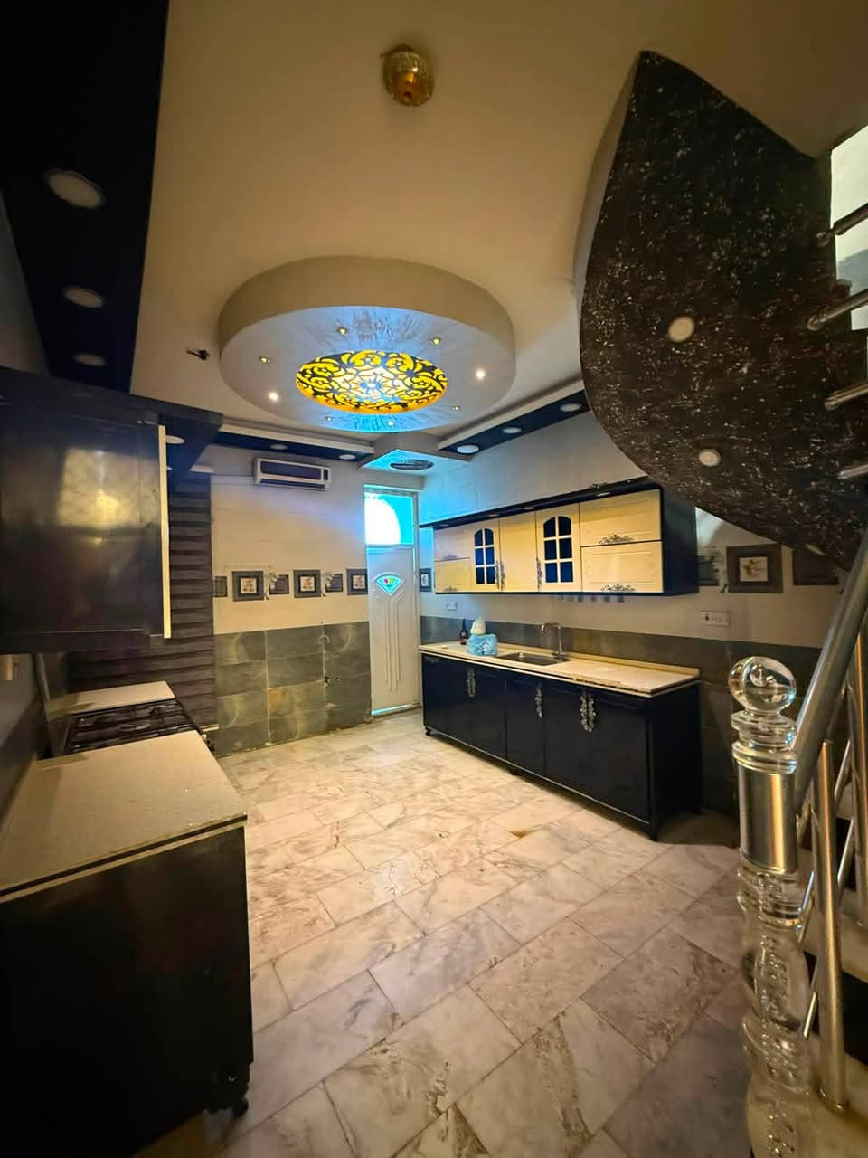 🏠 للإيجار بيت مرتب ومجهز بالكامل ✨
📐 المساحة: 50 متر
🛏️ 3 غرف نوم
🛋️ صالة
🍽️ مطبخ مجهز كاونتر
❄️ سبالت
🚿 خدمات كاملة

💰 بدل الإيجار: 850 ألف

📍 البيت مرتب ومناسب للعوائل، جاهز للسكن مباشرة 🌟

📞 للاستفسار والتفاصيل يرجى التواصل ***********
