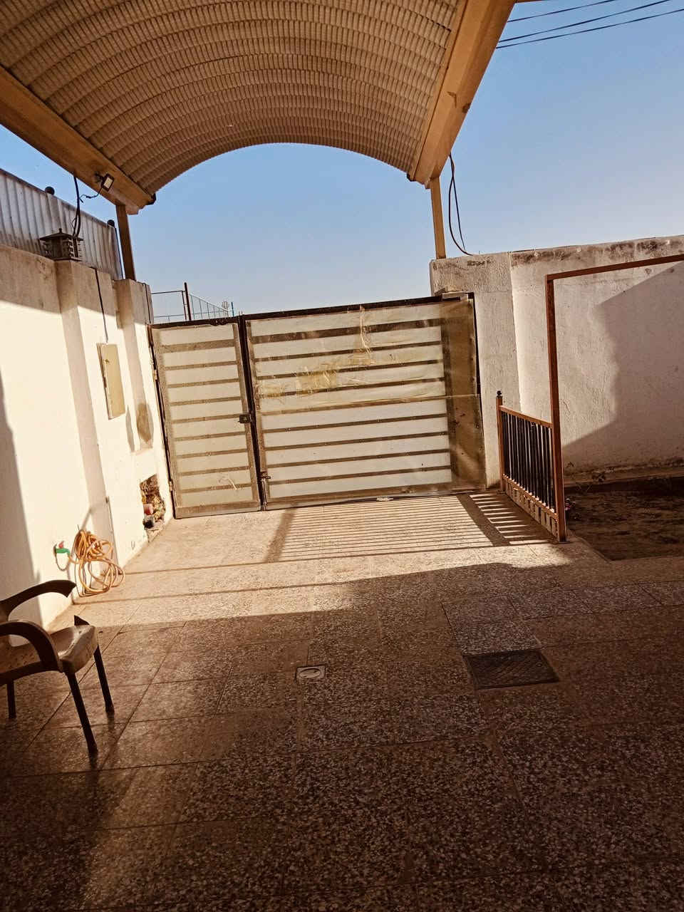 بيت للبيع 
السلام عليكم بيت للبيع في مجمع ابو تراب السكني 
200 متر على ساحة 
3 غرف مطبخ صاله جاهز من كلشي 
سند حر 
بيع نقد 
للأستفسار  واتساب ***********
