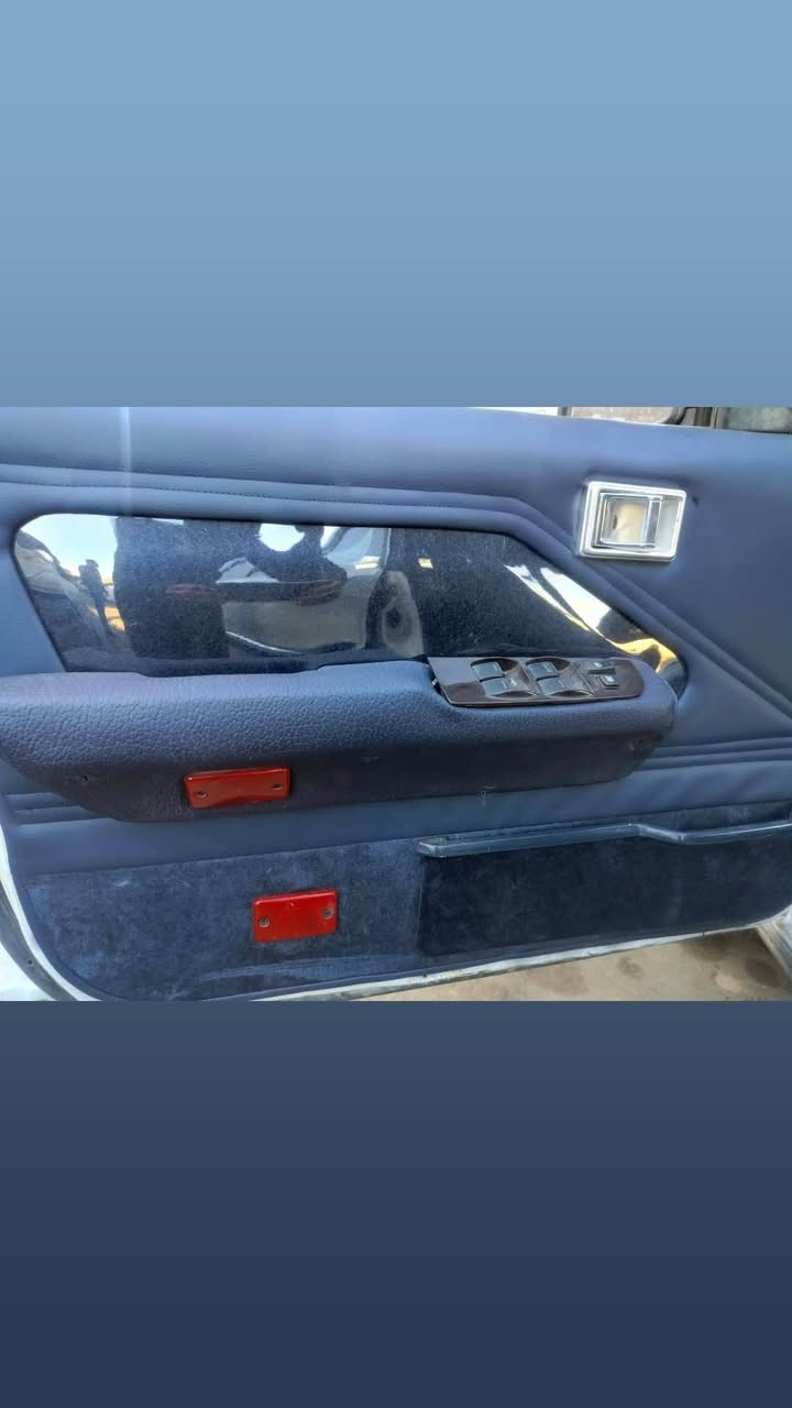 السلام عليكم سوبر موديل 1984 اللون ابيض صبغ بها متانات السعر 45 وبيها مجال المكان  المكان موصل الجانب الايمن سياره جير ومحرك بطه اثنين ونص اتصل على الرقم ***********اوعله ***********
