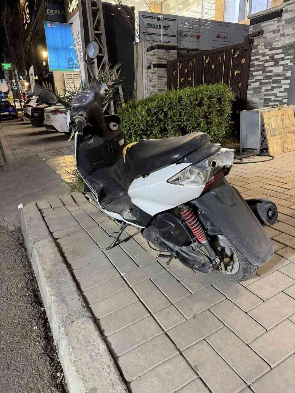 السلام عليكم سكنس  نثيه للبيع مكينه مكفوله كهربائياتهة كلهة شغالة  بيهة نواقص قليله مثل ماموضح بل صوره  المكان بغداد المنصور الاستفسار*********** 
السعر400 وبيهة مجال للشراي
