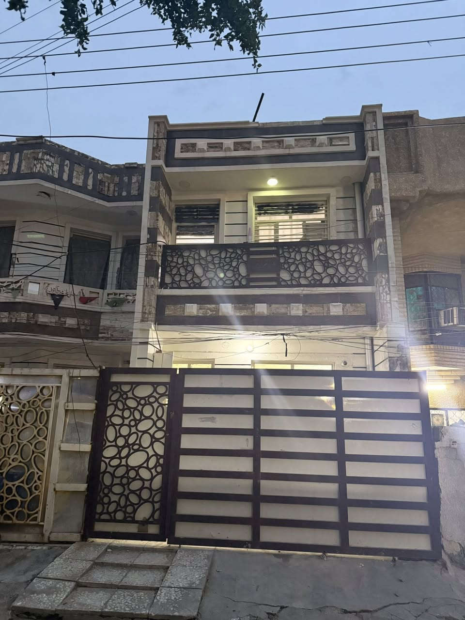 السلام عليكم اللايجار اللايجار مشتمل 90 متر غرفتين نوم صالة مطبخ خدمات موقع حي الجهاد الطائي خلف شارع العام مباشر هاتف ***********
