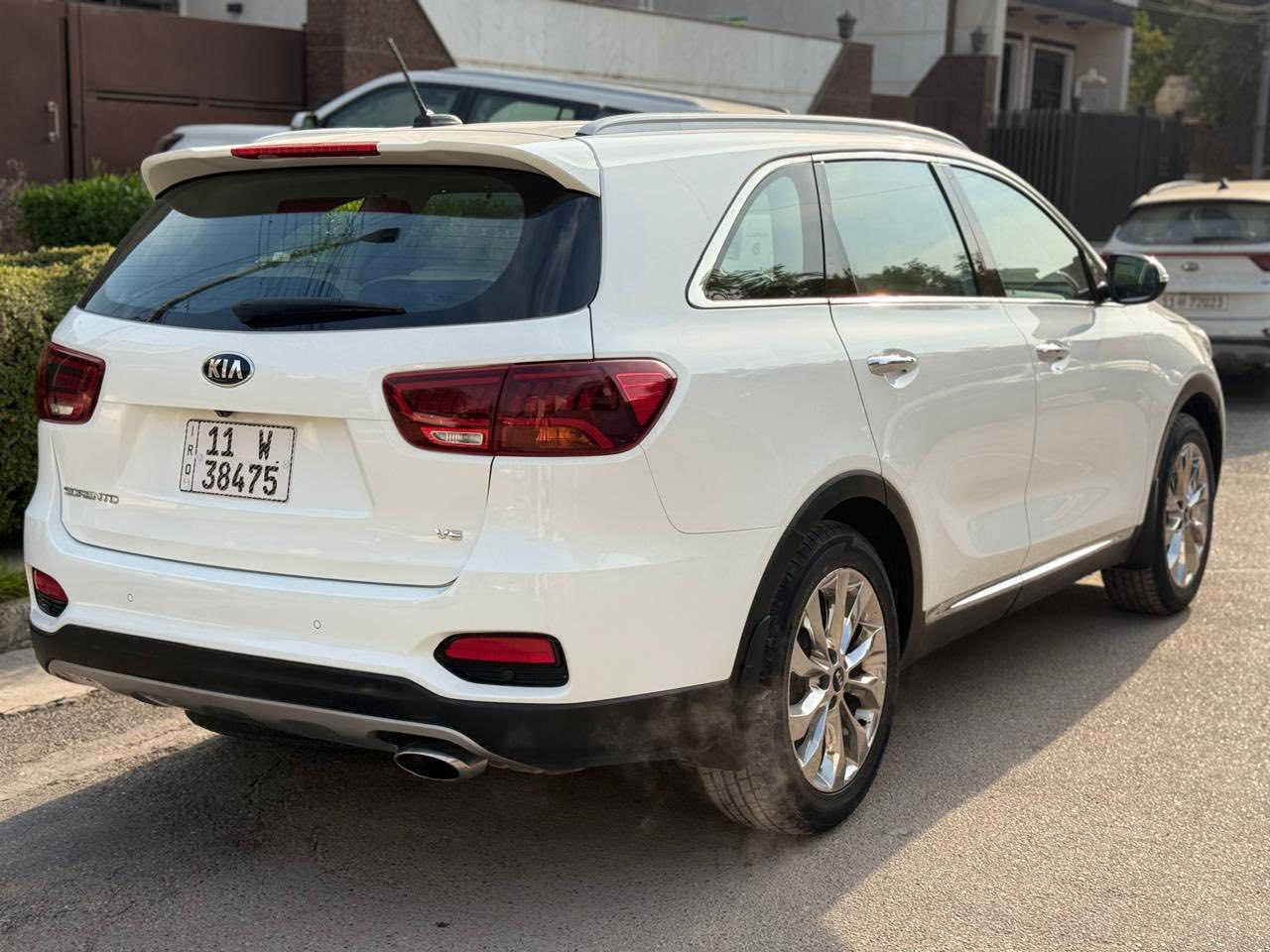 كيا سورنتو 2020 خليجي وكالة 
ماشية 59 الف كيلو نظيفة جداً
محرك سته سلندر V6 
بصمة تشغيل و ابواب
صندوق كهرباء
بردات ابواب
3 قطع تبريد 
بجم زنون 
( السيارة مكفولة من الصبغ ) 
بيها بارد بمكانين صغار 

السعر 24,000 $ 
رقم بغداد / بأسمي
مكانها بغداد / شارع فلسطين
***********
