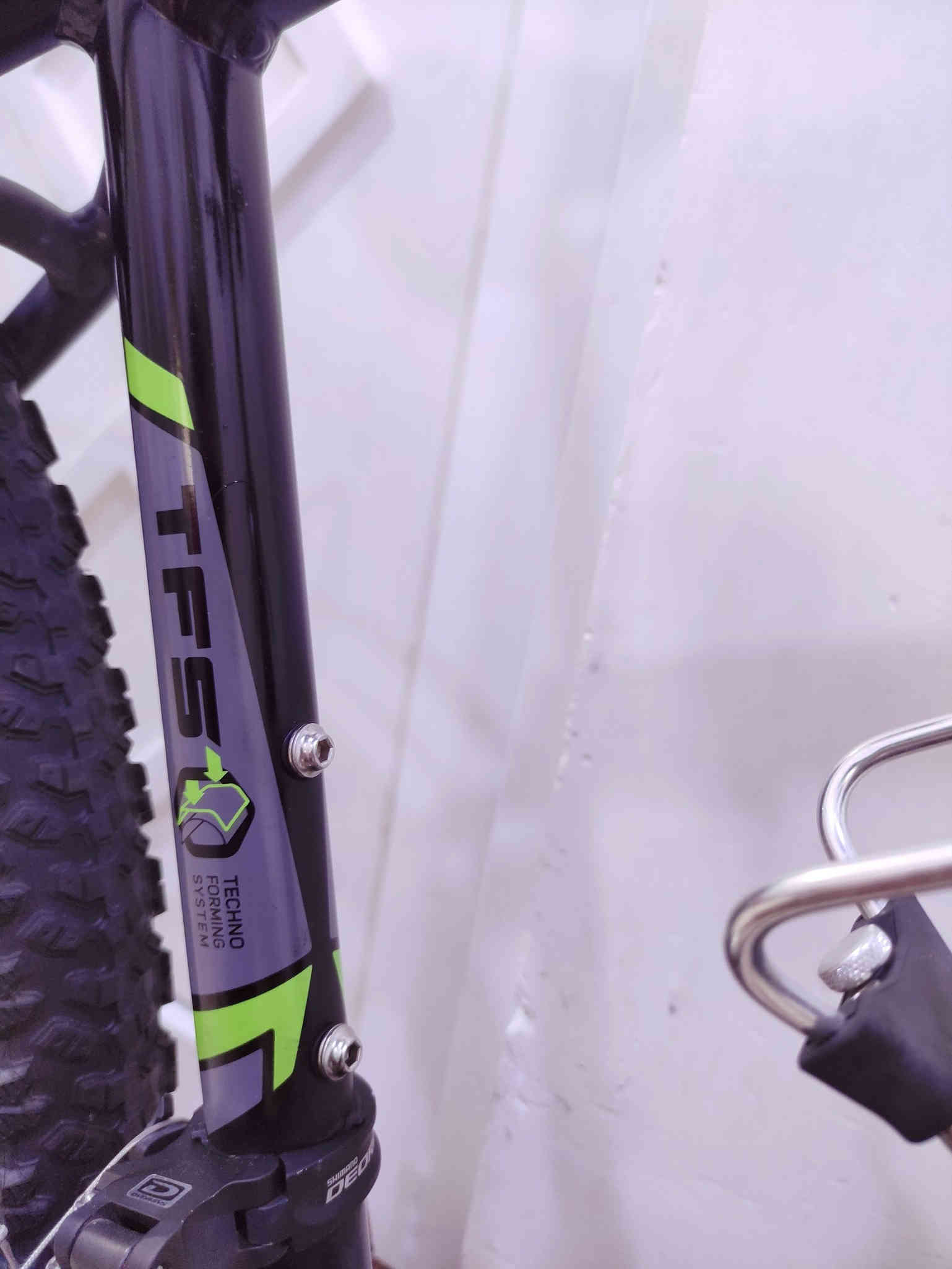 السلام عليكم 

لعشاق الترحال والمسافات الطويلة والتخييم دراجة جبلي 

ماركة #MERIDA ميردا العالمية ماركة غنية عن التعريف

صنع ألماني اصلي 🇩🇪 Made in Germany استيراد خاص 

فئة #جبلي حجم 27.5 سبعة وعشرين ونص لشة عالية وضخمة

لون مميز أسود لامع ميتاليك مطعم أخضر بفسفوري وسمنتي 

دبل أمامي سلس 100٪ احترافي نوع روك شوك اصلي اورجنال

 #ROCK_SHOX  تحكمات من الجهتين تقويه وترخيه وقفل 

سستم شيمانو كامل سيت كروب كامل ديور اكس تي اعلى وارقى

فئة #SHIMANO_DIORE_XT بدالات السرعة 10X3 ✈️✈️

10 نمرات خلفي و3 امامي يعني طائرة ارضية بلسرعة والسلاسة 

بريكات دهن #هايدروليك ماركة شيمانو اقراص دسكات مختومة 

ويالة بولبرين زوم طبقتين مخصة لتحمل الاوزان الثقيلة والطسات

تايرات كتان اصلية احترافية مختومة ختم الشركة #MERIDA

ستيرن رياضي مختوم ختم الشركة MERIDA رقبة اصلية المنيوم

سيباية نوع ترحال اصلية ماركة MAX مخصصة للترحال والتخيم

كمبلينات ويالة وسرج سلايت...بايدارات اصلية مميزة بولبرين 

🔴الدراجة استيراد خاص نظافة 100٪ بلكاغد نظيفة بمعنى
     الكلمة بلنايلون بدون اي شخط او زلغ او تقليم 

🔴الدراجة وضع شركة ما بيها برغي مبدل على وضع البلاد
     ليبل واحد ختم واحد ...ما بيها اي نقص كاملة وجاهزة

المكان موصل الجانب الايسر ....5 ورقات (500$ ثابت_قفل) 

يوجد توصيل بغداد وجميع المحافضات العراقية 

رقمي للتواصل ***********
