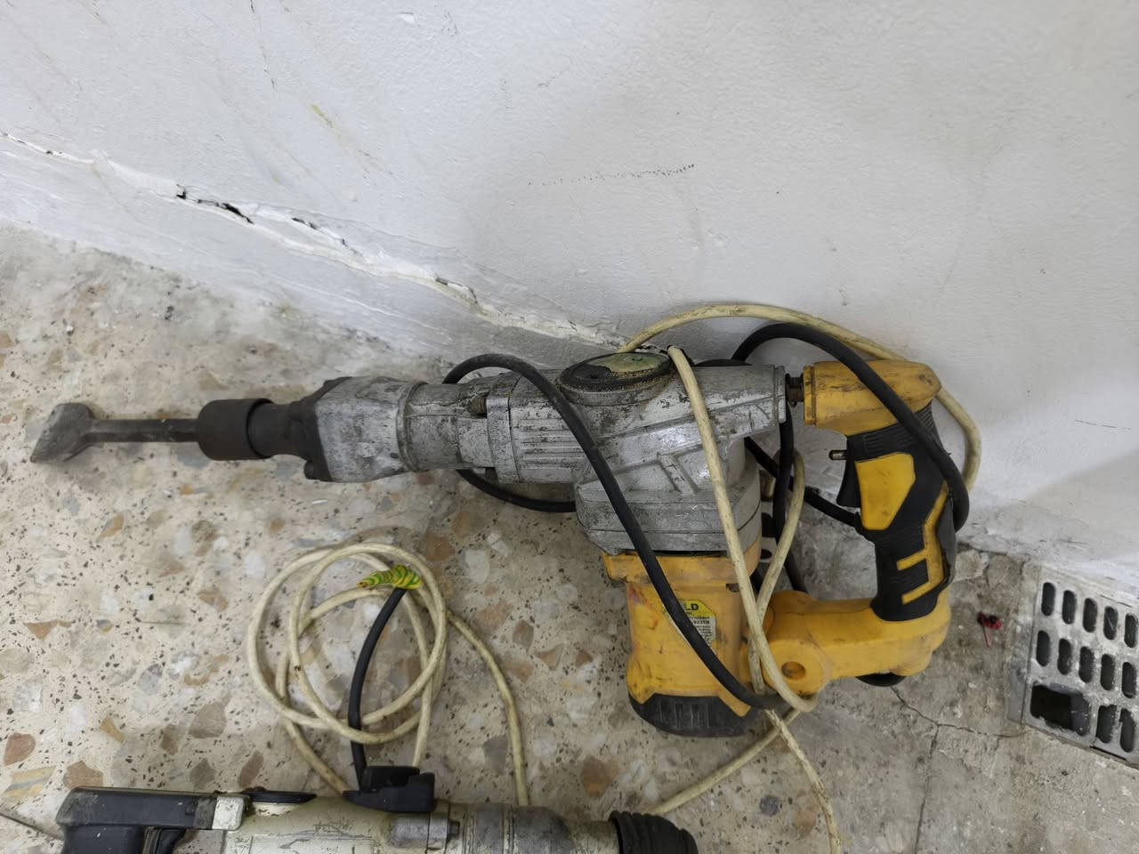 سلام عليكم دريلات البيع اصليه وشغاله كسار عدد 1 همر 1 قشط عدد 1 البيع مكاني بغداد الاتصال ‏‪***********‬‏
