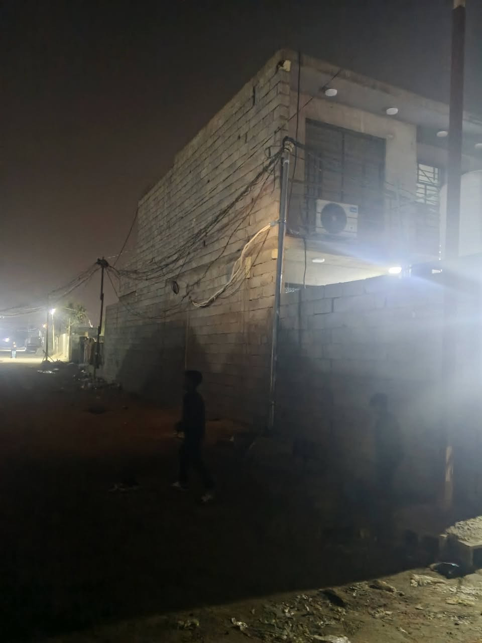 سلام عليكم بيت طابقين رفت 
المساحه 140م يحتوي الطابق الارضي  استقبال خارجي / وطرمه كبره /وحمام خارجي/ مطبخ / صاله / غرفه نوم كبيره /حمام داخلي / الطابق الثاني/ وغرفتين نوم / وصطح وبيتونه / السعر /45 / اسعيده قرب حسينية سيد الشهداء   //تجاوز //
الاستفسار ***********/
***********
