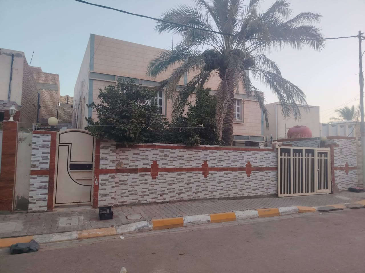 السلام عليكم
دار للبيع للبيع مساحه ٢٦٠ متر حي الوحده الاولى قرب مدرسة مالك ابن نويره شارع أسواق محمد البدري اول شارع ع اليمين الشارع مقابل باب متنزه الغرف
البناء
استقبال
 هول
هول داخلي
مطبخ
٥ غرف نوم
مجمعين صحيا
مجمع صحي خارجي
الاستفسار الاتصال على الرقم
 ***********
@إشارة
