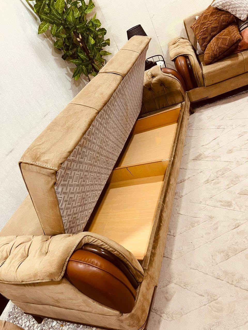 تخم تركي مودرن ١٠مقعد سرير ومخزن قماش وتر بروف ضد الاتربة والمي استخدام قليل السعر ٦٥٠ وبي مجال بسيط مكان بغداد الزعفرانية جسر ديالى الاستفسار الاتصال ***********
