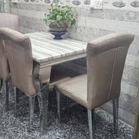 ميز • ٤كراسي • بحالة جيدة